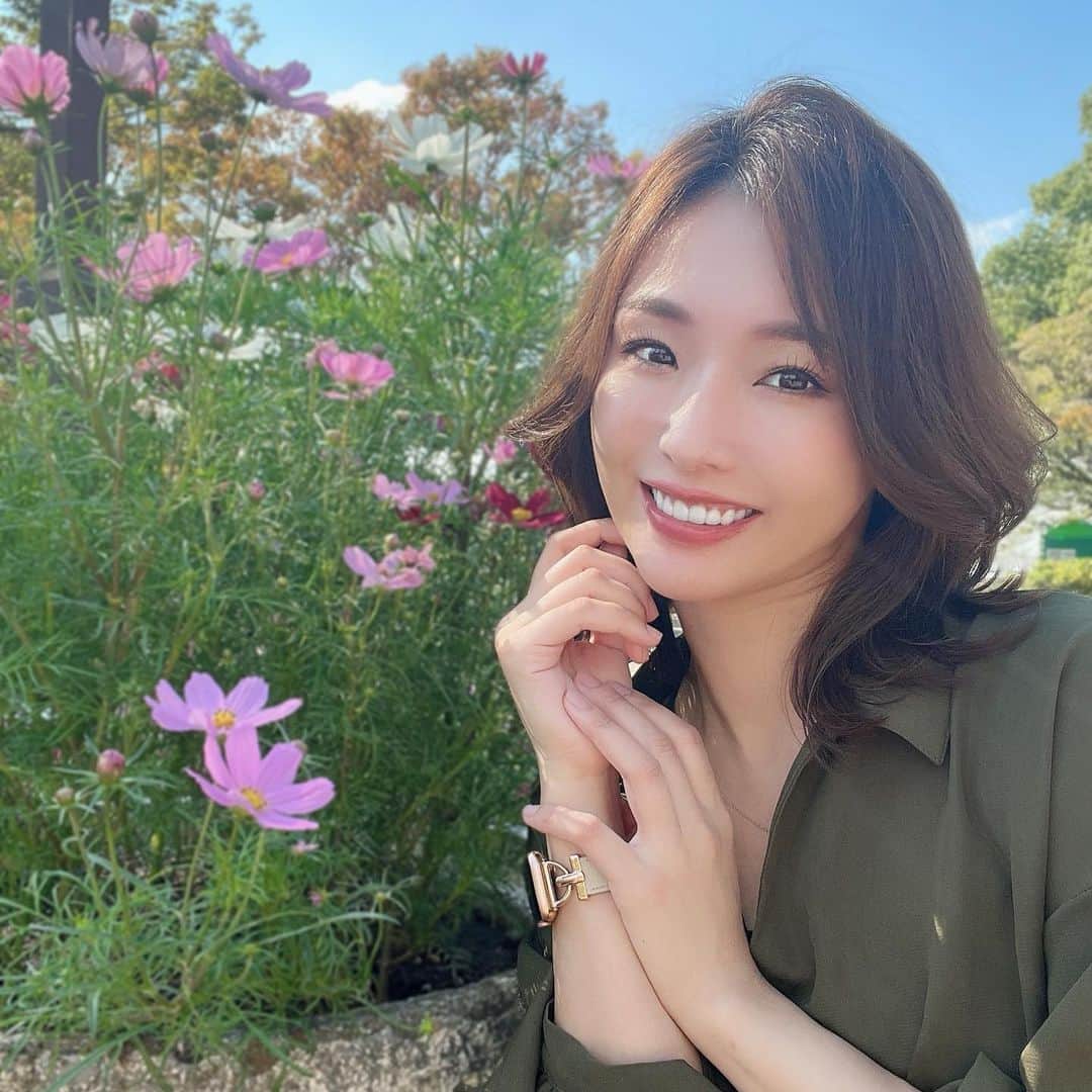 本条舞のインスタグラム：「ロケ先でコスモス見つけた🌼  #本条舞 #actor #actress #コスモス #cosmos」