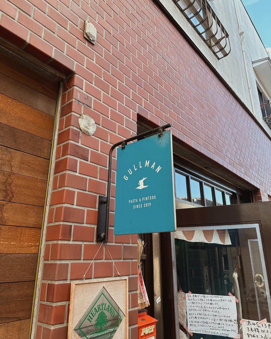 のインスタグラム：「_ めっちゃ美味しい🍝に出会った日  三条商店街の中にあるここのお店 人気で並ぶって聞いてたから 開店前に行きました🫡🫡  平日やったのもあって並ばずにすぐ入れたけど すぐ満席になってた！ 席数も少ないから平日でも開店前が オススメかも(土日は大行列みたい)  パスタは種類が豊富で悩みに悩んで 彩り野菜とエビのガーリックカマンベールに🦐  まじで、めっっちゃ美味しくて 久しぶりにこんなに美味しい🍝食べた！感動  これは他の味も食べたい。。。  ＋150円でピンチョスがつけられて ピンチョスの種類もいっぱいあったし 迷ったけどカボチャと生ハムに  このピンチョスも美味しくて、 150円でこれは絶対つけるべし！！  🍝は種類によって麺も違って ありさが頼んでたナポリタンは太麺で モチモチやったよ  メニューは全部映ってないけどちらっと写真 載せてます(ピンチョスも🍞)  子連れにはちょっと難しそうなお店やけど (一緒に膝の上ならいける！) オススメすぎるお店です🥕  彩り野菜とエビのガーリックカマンベール　¥1400 ピンチョスset ¥150  #綾花ログ」