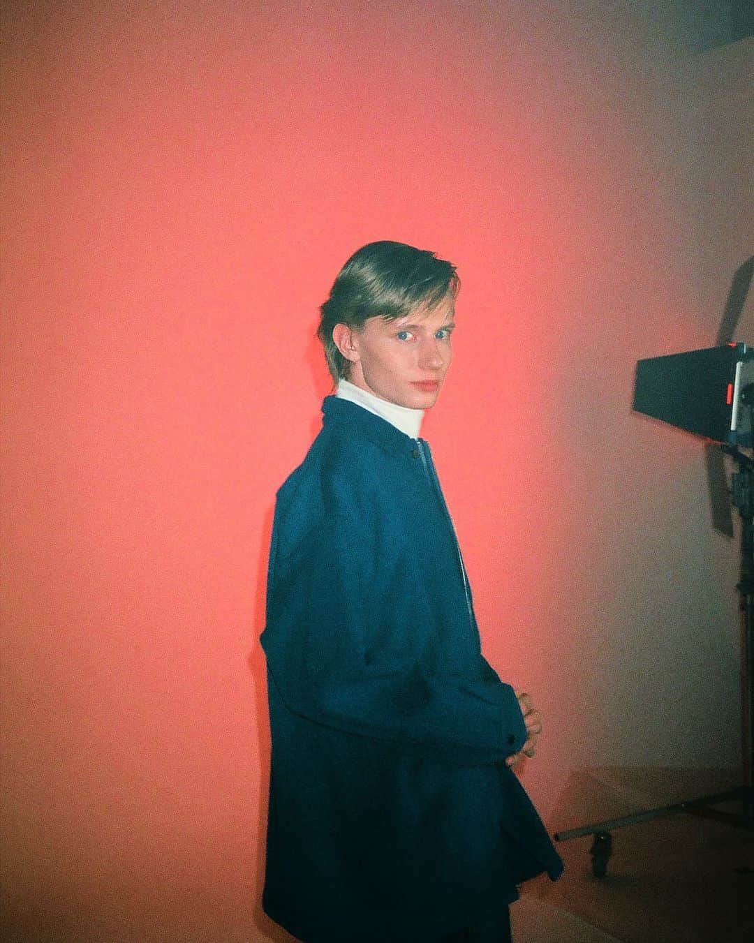 ウィザードのインスタグラム：「WIZZARD 2023/24 AUTUMN WINTER COLLECTION [Bloom]  🟦 BACKSTAGE 🟦  [ MODEL ] @je7u7  [ STYLIST ] @rxixkxux  [ HAIR MAKE ] @ezashi_ezashi_ezashic  [ SPECIAL THANKS ] @teeny_ranch_ @west_management_inc_official @themgt.jp.  #wizzard_fac #wizzard #fashion #mensfashion #2023AW」