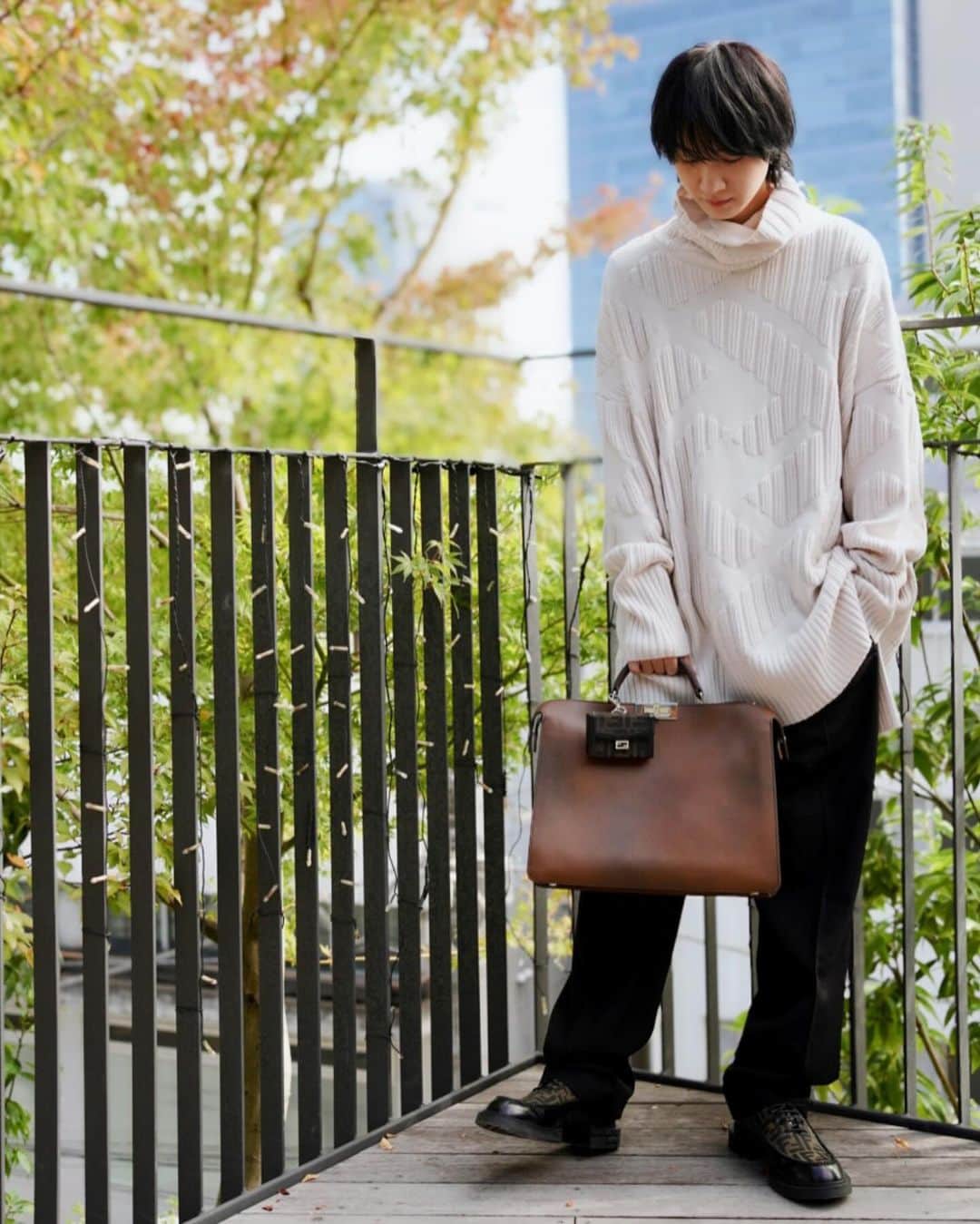 桜田通さんのインスタグラム写真 - (桜田通Instagram)「FENDI  桜田の個人的、白ニットチャレンジ☁️ 白のニットでもオーバーサイズ、首もとのボリューム感、サイドのスリットとかで個性も出せば楽しく着られる✨ そしてこのバッグと、ナノ ソフトトランク バゲットのチャームも最高！ ニットに深みのあるレザーのバッグとか合わせるの好きです✨  日常も、衣装でも黒ばっかり着ていた頃の自分には想像できないくらい、今は色んなファッションを楽しめてます😊  @fendi #FendiFW23 #PR」10月21日 20時59分 - dorisakurada