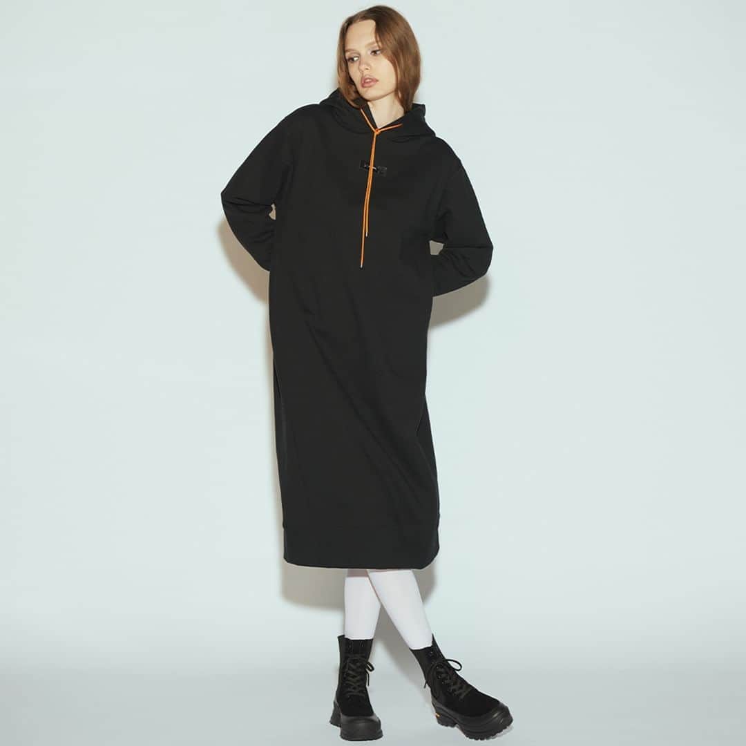 Double Standard Clothingのインスタグラム：「. NEW ARRIVAL 2023 WINTER COLLECTION  [DRESS] ESSENTIAL / オリジナルプリントフード付ワンピース price. 28,600円(税込) color. オフ / ブルー / ブラック size. 36 / 38  ------------------------------------------- #doublestandardclothing #tokyo #DSC #sov #dscessential #nightstore #2023winter  #fashion #ootd」