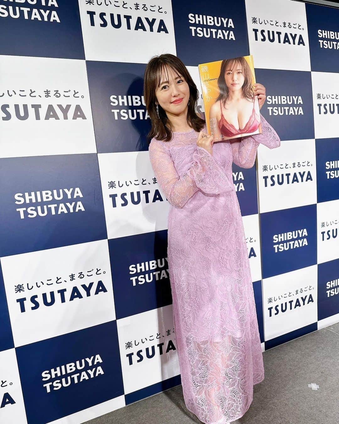 磯山さやかのインスタグラム：「本日は、 SHIBUYA TSUTAYAさんにて 最新写真集『and more』発売記念イベントでした。  イベント前の囲み取材には、 沢山のプレスの方が来てくださりました！ 会場間違えてるんじゃないかと思うくらいで。笑 本当に嬉しかったです。 ありがとうございます！！  ファンミーティングも開催し、参加してくださった皆さんと楽しく過ごせました。ケーキも登場！ お渡し会では、初めて会いに来てくれた方もたくさんでしたし、また来てくれた方、昔から応援してくれてる方など、 本当に沢山の方が会いに来てくれて、 お祝いしてくれたりと幸せな時間を過ごせました。  本当に本当にありがとうございます♪ 写真集喜んでくれたら嬉しいです。  SHIBUYA TSUTAYAさん ステキなメッセージボードで迎えていただき、 ありがとうございました！！  @masaco_teranishi」