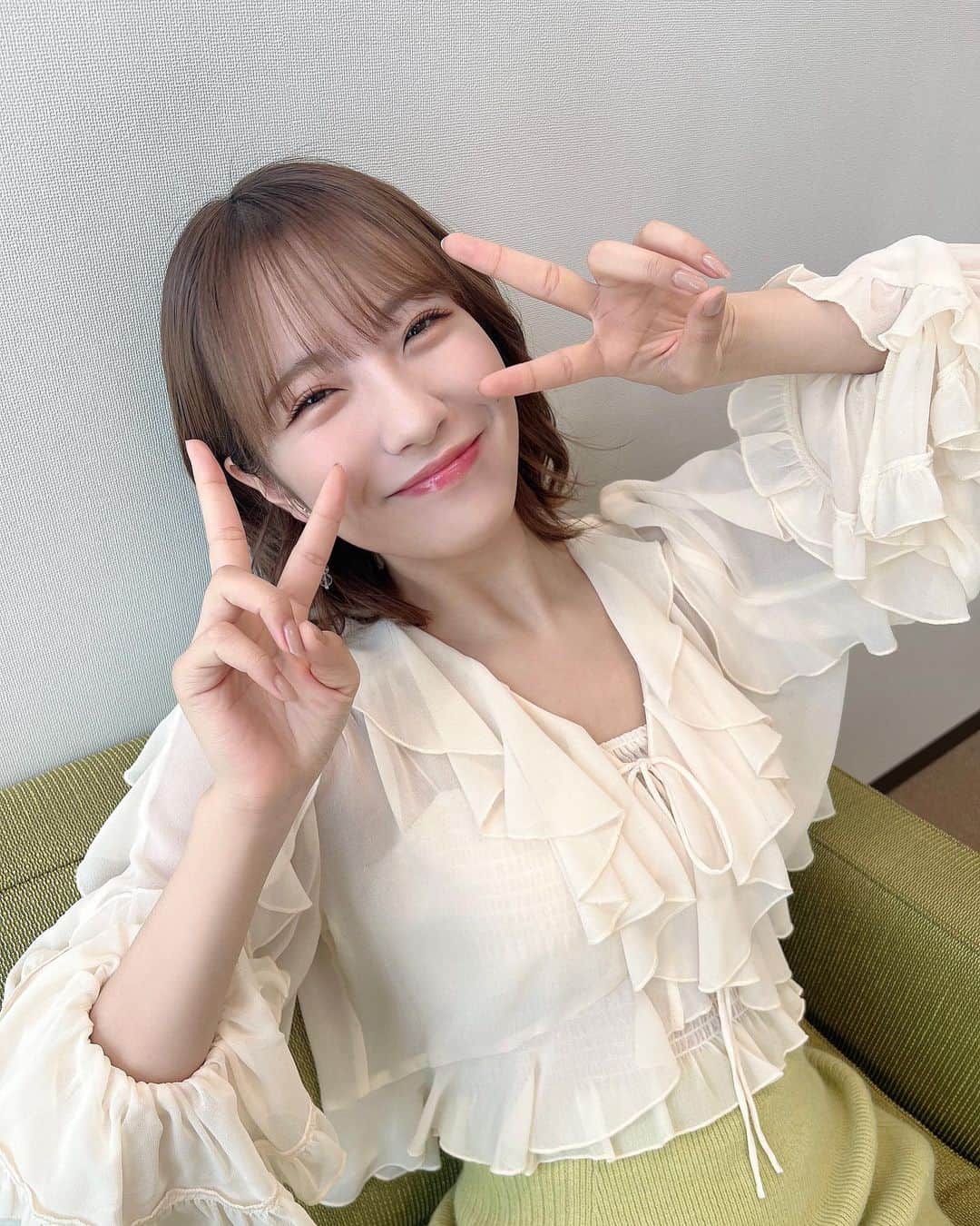 小嶋花梨のインスタグラム：「今日の #せやねん！ お衣装はふりふり👗🫧 ⁡ ⁡ スカートは楽屋のソファと同じ色でした👒笑  ⁡ ⁡ ⁡ #COCODEAL #Lilliancarat #DIANA」