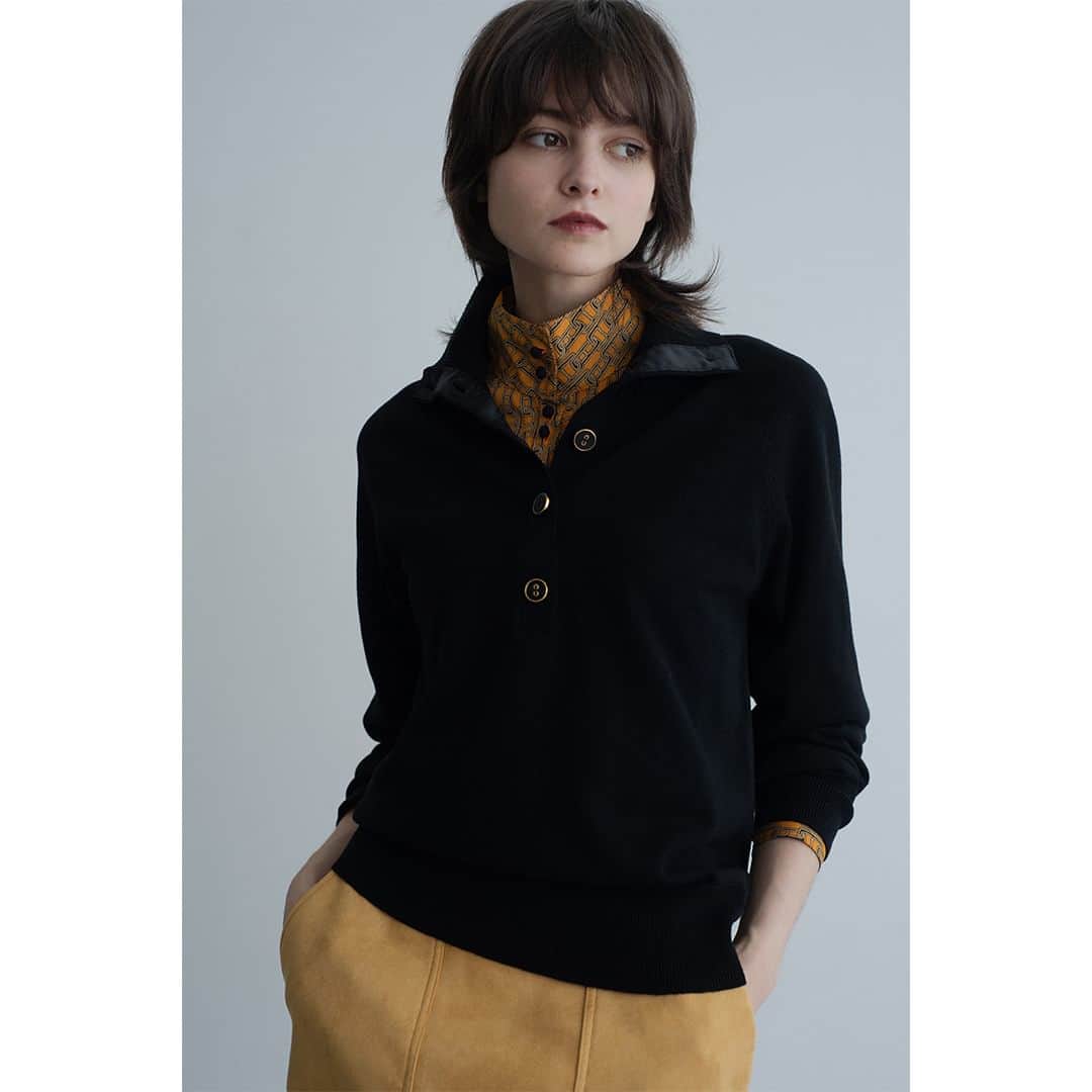 のインスタグラム：「2023 Winter Collection  KNIT 30-32-11-905 ハイネックプルオーバーニット 10月入荷予定  BLOUSE　10-32-01-006 チェーンプリントスタンドカラーブラウス 10月入荷予定  SKIRT 30-32-08-611 スエード調タイトスカート  ※入荷時期は変更になる場合がございます。  新作は @naracamicie_jp プロフィールURLからチェック！  #ナラカミーチェ #2023autumn #2023aw #2023秋 #2023秋冬」