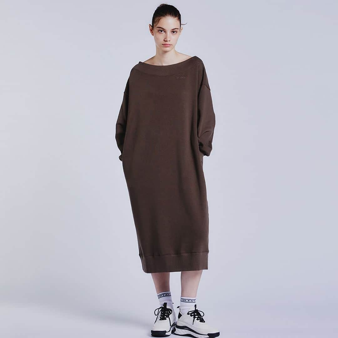 Double Standard Clothingのインスタグラム：「. NEW ARRIVAL 2023 WINTER COLLECTION  [DRESS] ESSENTIAL / オフショルダーロングスリーブワンピース price. 24,200円(税込) color. モカ / ブラック size. F  ------------------------------------------- #doublestandardclothing #tokyo #DSC #sov #dscessential #nightstore #2023winter  #fashion #ootd」