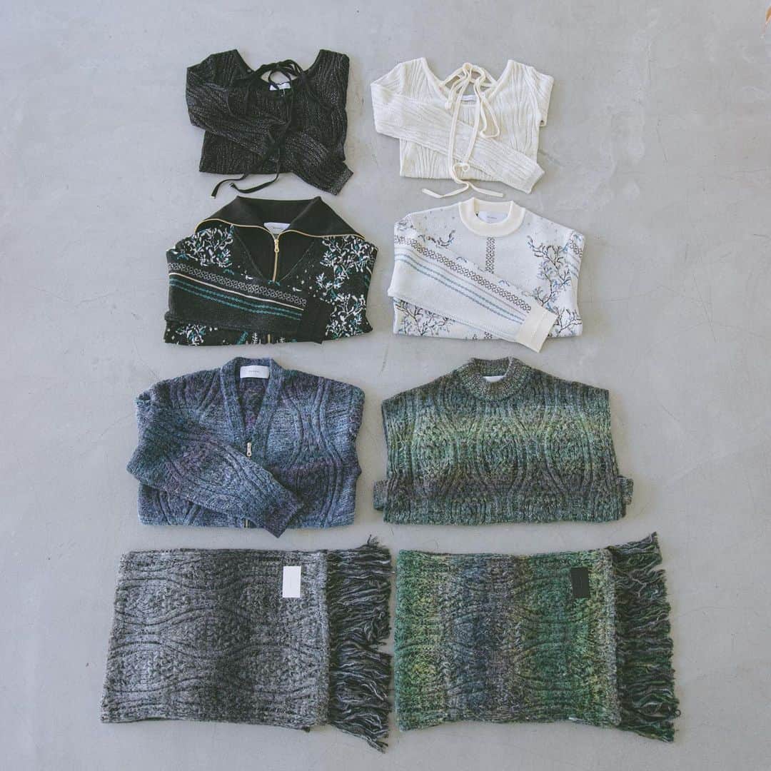 のインスタグラム：「. 2023 Fall / Winter Collection " FRAGILE "  Knit Collection Available online🧶  繊細で丁寧な仕事により生み出された 儚さが散りばめられたニットシリーズ。  舞い散る粉雪。 枝先に飾る樹氷。 冷たさを永遠に閉じ込めたような氷柱。  浮かび上がるのは美しい雪景色の世界。  #MURRAL #23FW #FRAGILE」