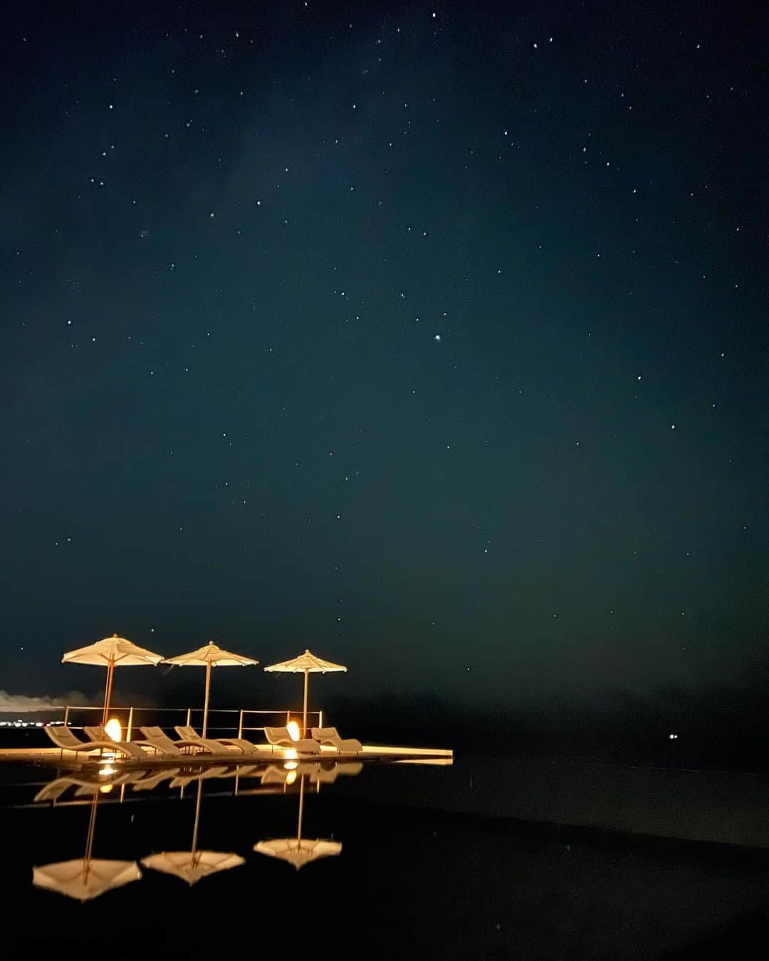 のインスタグラム：「*  昼と夜で全然違う顔☀️🌙💫 .  加工なしでこんなに美しい 綺麗な夕陽と満点の星空が 毎日見れた🥹 .  #星空とサンセット #nofilter」