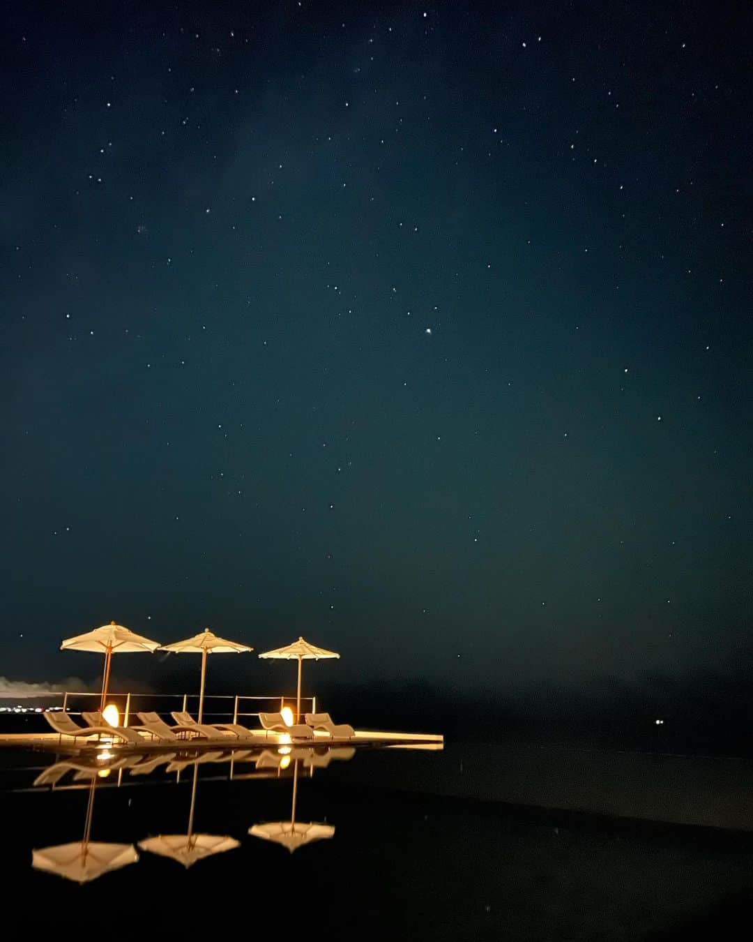 松井由貴美のインスタグラム：「*  昼と夜で全然違う顔☀️🌙💫 .  加工なしでこんなに美しい 綺麗な夕陽と満点の星空が 毎日見れた🥹 .  #星空とサンセット #nofilter」