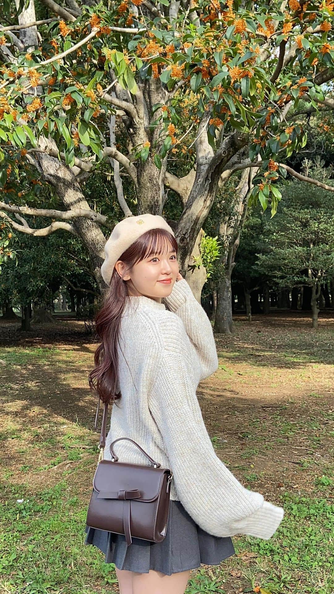 のインスタグラム：「金木犀の香りだ〜いすきっ💐🧡" ・ 着ているトップスは @coen_official の‼︎ 袖のポテっとしたボリューム感と光に当たると ゴールドのラメがキラッとして可愛いのっ🧶✨ 低身長には嬉しいショート丈になってるよ〜🙆🏻‍♀️ ・ 品名 : MIXラメハイネックアゼ編みニット 品番 : 7630-636-0156 カラー : NATURAL ・ #coen #コーエン #coen_style #coen_snap #ラメニット #秋コーデ #秋服 #代々木公園 #低身長コーデ #ootd #outfits #vlog #彼女感 #デート #ガーリーコーデ」