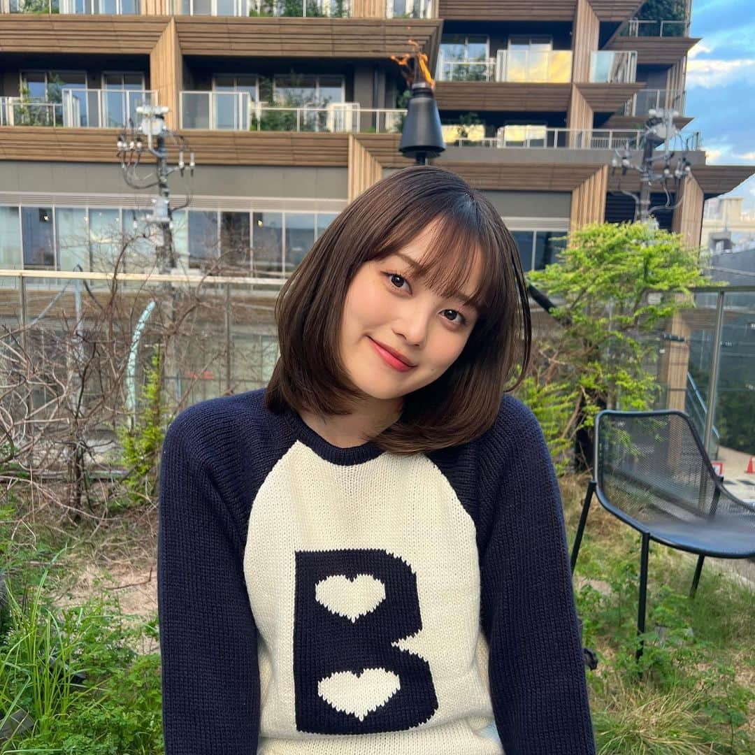 福山絢水のインスタグラム：「髪色も秋にちぇんじ🍂  ベージュ強めのオリーブが結構可愛くて気に入ってる~🫒 ありがとうございます♡！ @na_ka_daa  ・ ・ #hairstylist #ootd #秋カラー  #ヘアカラー #オリーブベージュ」