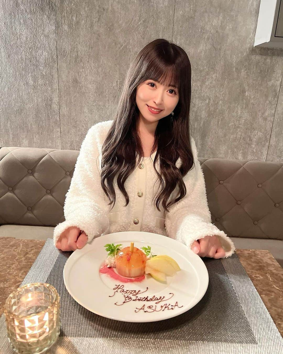 冨吉明日香のインスタグラム：「家族が少し遅れてのお誕生日のお祝いを してくれました〜☺️🎂  12時間くらいぶっ通しで喋って 涙が出るくらい笑った😂😂  26歳ってほんとやばいな〜〜はやい」