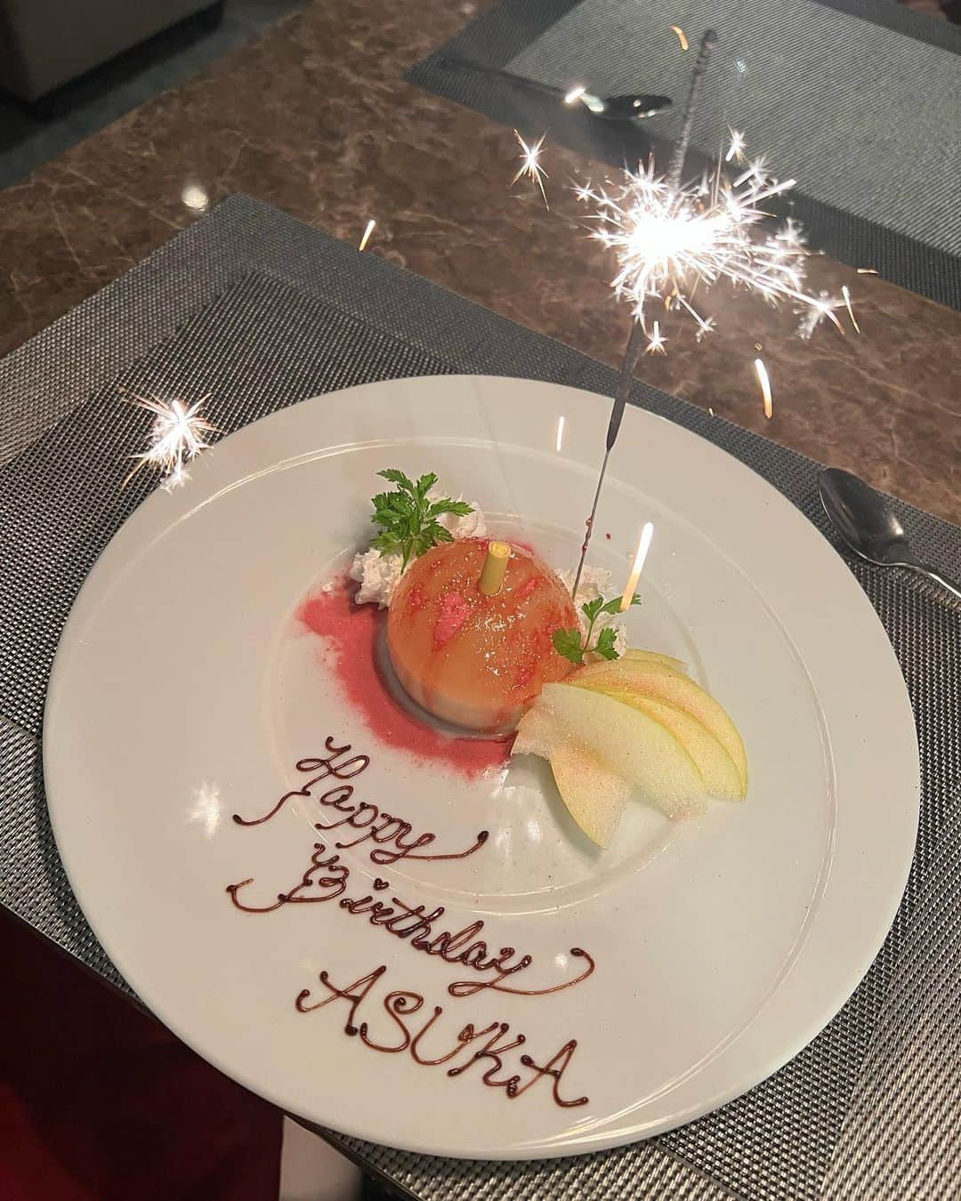 冨吉明日香さんのインスタグラム写真 - (冨吉明日香Instagram)「家族が少し遅れてのお誕生日のお祝いを してくれました〜☺️🎂  12時間くらいぶっ通しで喋って 涙が出るくらい笑った😂😂  26歳ってほんとやばいな〜〜はやい」10月21日 21時04分 - asuka__t920