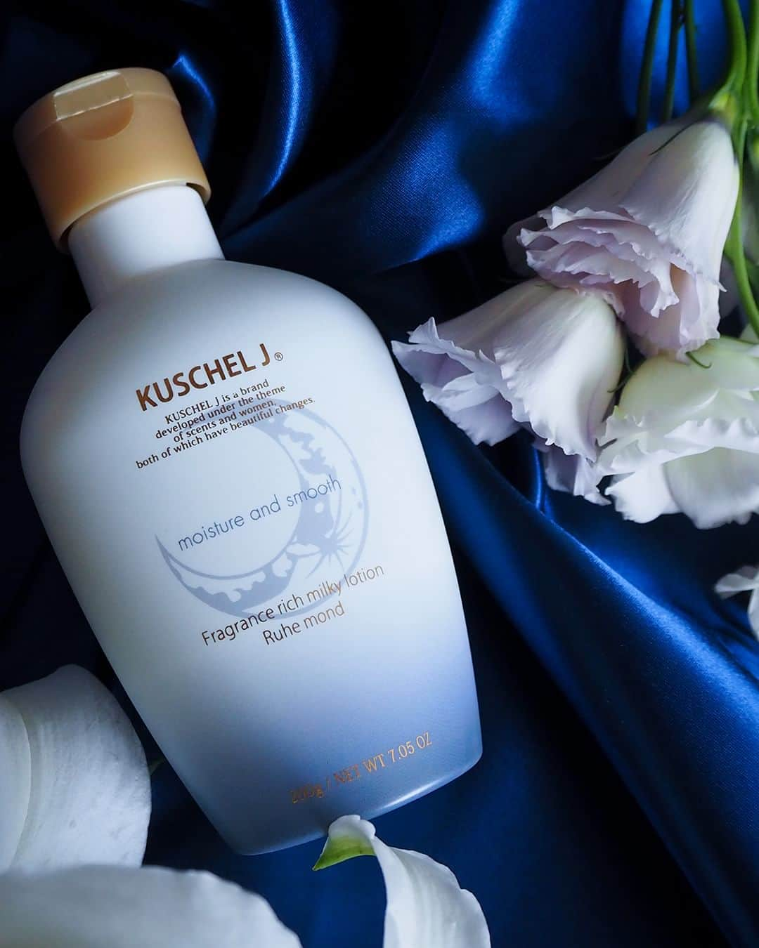 FRAGRANCYのインスタグラム：「. 【KUSCHEL J】  ルーエモーントの香りは「月夢」 香りに癒されながら滑らかで潤い満ちた肌へ  伸びの良い、なめらかなテクスチャが全身を潤すボディミルク。 お風呂上がりにボディケアすれば 安らぎの香りで心地よい眠りへと誘います。  香り #ルーエモーント 月光のように、たおやかで清潔なムスクの香りに、ヘリオトロープとオレンジの花の香りが夜の帷となって静かに下りる。穏やかな月の光に照らされて、深呼吸をしながら、安らぎの眠りへ誘う香り。  #ミルキーローション　200g / ¥1,650（税込）  *⑅︎୨୧┈︎┈︎┈︎┈︎┈︎┈︎┈︎┈︎┈︎┈︎┈︎┈︎┈︎┈︎┈︎┈︎┈︎┈︎┈︎୨୧⑅︎* @ohanamahaalo #fragrancy_online #fragrancyonline #fragrancy #japan #クシェルヨット #フレグランシィオンライン #おやすみフレグランス #フレグランス #ボディケア  #スキンケア #眠れない夜に #夜のリラックスタイム #香りのある暮らし #香りのある生活」