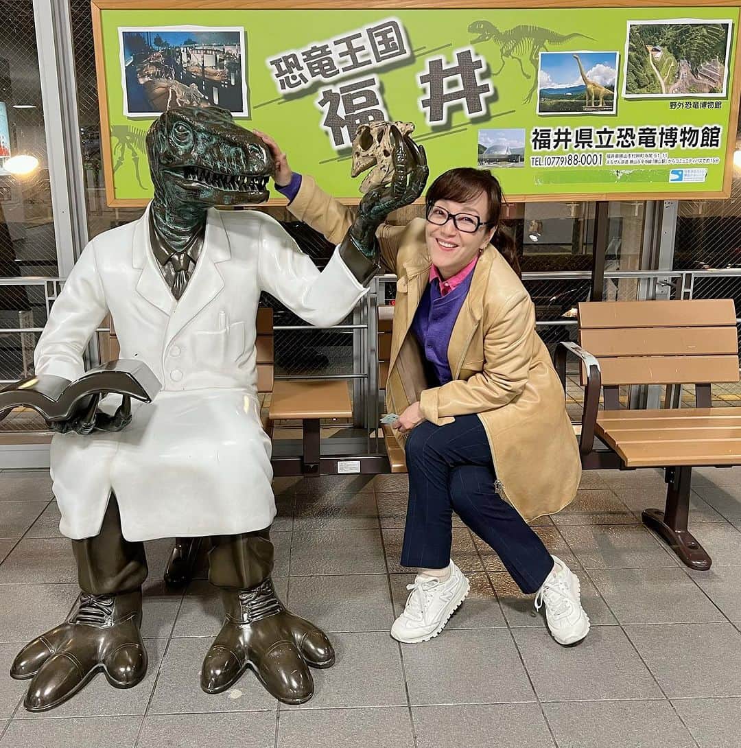岩崎宏美さんのインスタグラム写真 - (岩崎宏美Instagram)「終演後楽屋飛び出し福井駅へ 指揮者の柳澤さんご夫妻と、 私のスタッフとで、駅の立ち食い蕎麦のお店に入りました。 5分もかからず天ぷら蕎麦、一気に、おつゆまで平らげた私。 冷たい身体にあったかいお蕎麦 美味しかったぁー そして久しぶりに再開した恐竜博士と写真撮影❗️ 柳澤さんは、しらさぎ号必死に撮影してました。 柳澤さん鉄ちゃんだったんだぁ〜😆 #福井駅 #恐竜博士 #立ち食い蕎麦 #柳澤さんは、鉄ちゃん #柳澤寿男 #岩崎宏美」10月21日 21時07分 - hiromiiwasaki_official