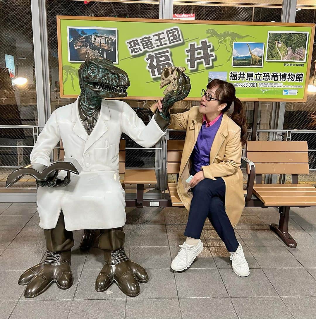 岩崎宏美さんのインスタグラム写真 - (岩崎宏美Instagram)「終演後楽屋飛び出し福井駅へ 指揮者の柳澤さんご夫妻と、 私のスタッフとで、駅の立ち食い蕎麦のお店に入りました。 5分もかからず天ぷら蕎麦、一気に、おつゆまで平らげた私。 冷たい身体にあったかいお蕎麦 美味しかったぁー そして久しぶりに再開した恐竜博士と写真撮影❗️ 柳澤さんは、しらさぎ号必死に撮影してました。 柳澤さん鉄ちゃんだったんだぁ〜😆 #福井駅 #恐竜博士 #立ち食い蕎麦 #柳澤さんは、鉄ちゃん #柳澤寿男 #岩崎宏美」10月21日 21時07分 - hiromiiwasaki_official