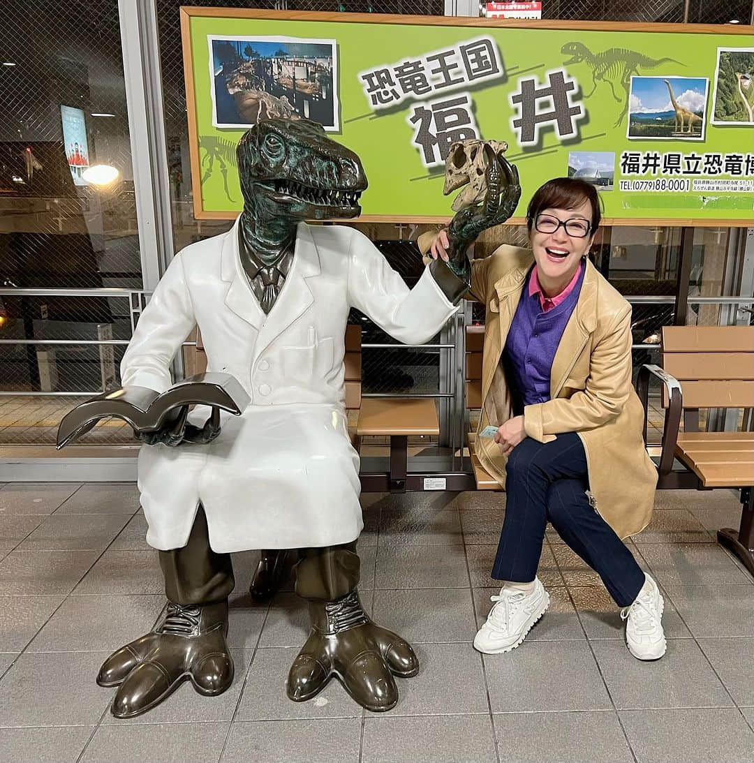 岩崎宏美のインスタグラム：「終演後楽屋飛び出し福井駅へ 指揮者の柳澤さんご夫妻と、 私のスタッフとで、駅の立ち食い蕎麦のお店に入りました。 5分もかからず天ぷら蕎麦、一気に、おつゆまで平らげた私。 冷たい身体にあったかいお蕎麦 美味しかったぁー そして久しぶりに再開した恐竜博士と写真撮影❗️ 柳澤さんは、しらさぎ号必死に撮影してました。 柳澤さん鉄ちゃんだったんだぁ〜😆 #福井駅 #恐竜博士 #立ち食い蕎麦 #柳澤さんは、鉄ちゃん #柳澤寿男 #岩崎宏美」