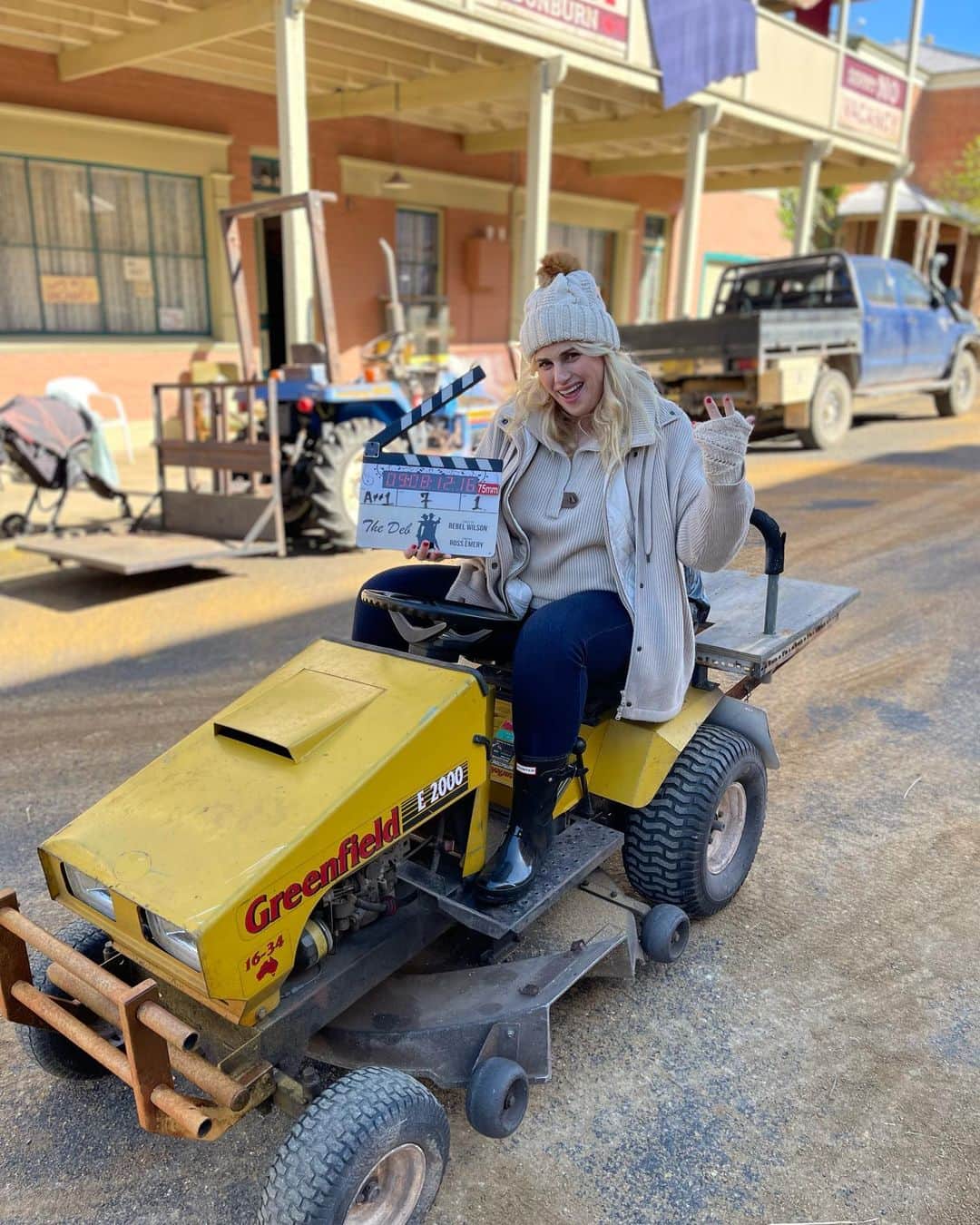 レベル・ウィルソンさんのインスタグラム写真 - (レベル・ウィルソンInstagram)「Week 1 of directing THE DEB 🎥 I’m very lucky to be working with the most amazing cast and crew downunder 🇦🇺」10月21日 21時07分 - rebelwilson