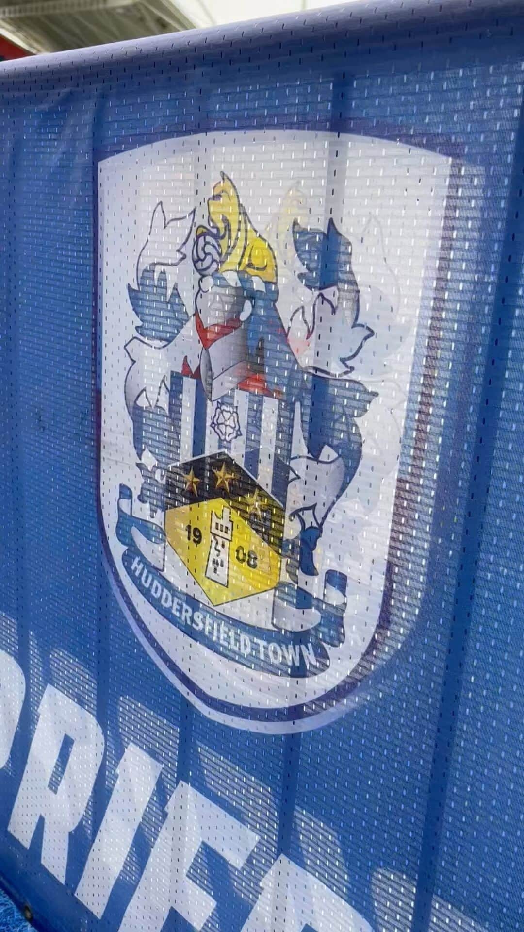 クイーンズ・パーク・レンジャーズFCのインスタグラム：「Hello from Huddersfield 👋」