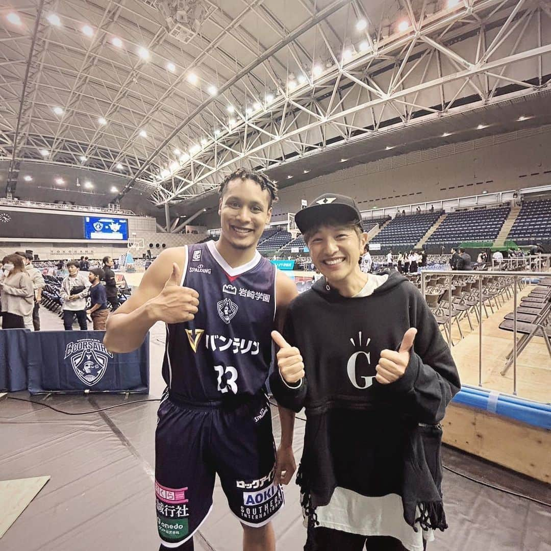 北川悠仁さんのインスタグラム写真 - (北川悠仁Instagram)「2年ぶりのBリーグ、地元横浜ビー・コルセアーズの応援に行って来ました。  ワールドカップで大活躍した河村勇輝選手はもちろん、チーム一丸となって、ホーム初戦、素晴らしい勝利を手にしました。  沖縄Liveの時にお世話になった、琉球ゴールデンキングスも素晴らしいプレイ連発でした。  ちなみに、ビーコルのキング開選手は、なんと岡村中学校の後輩！今後の更なる活躍期待してます。  完全にバスケ熱が、再沸騰、、  安西先生、バスケがしたいです。  #バスケットボール #バスケ #Bリーグ #横浜ビーコルセアーズ #ビーコル #松崎裕樹 #森井健太 #河村勇輝 #キング開 #琉球ゴールデンキングス」10月21日 21時07分 - yujin_kitagawa