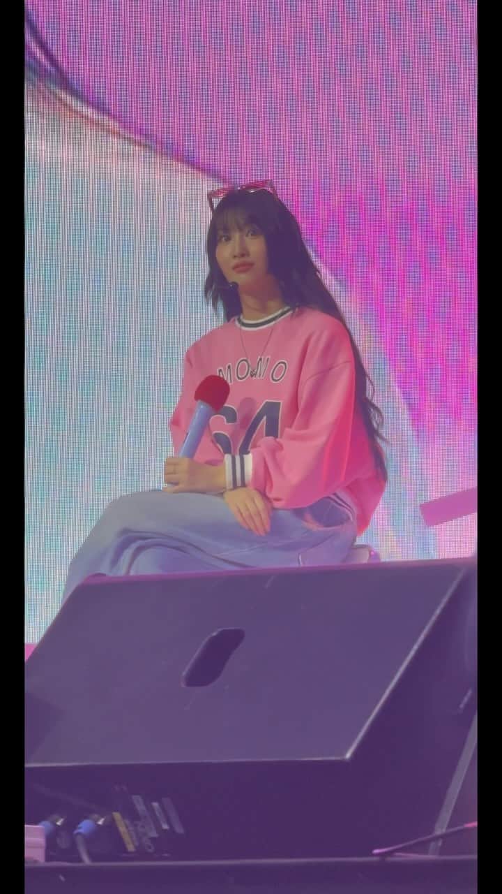のインスタグラム：「モモりん自分見つけた時の表情どうにかならん？wwwwwwwwwww（好き）  #TWICE_8TH_ANNIVERSARY #ONCE_AGAIN #TWICE_FANMEETING #TWICE #MOMO #트와이스 #모모」