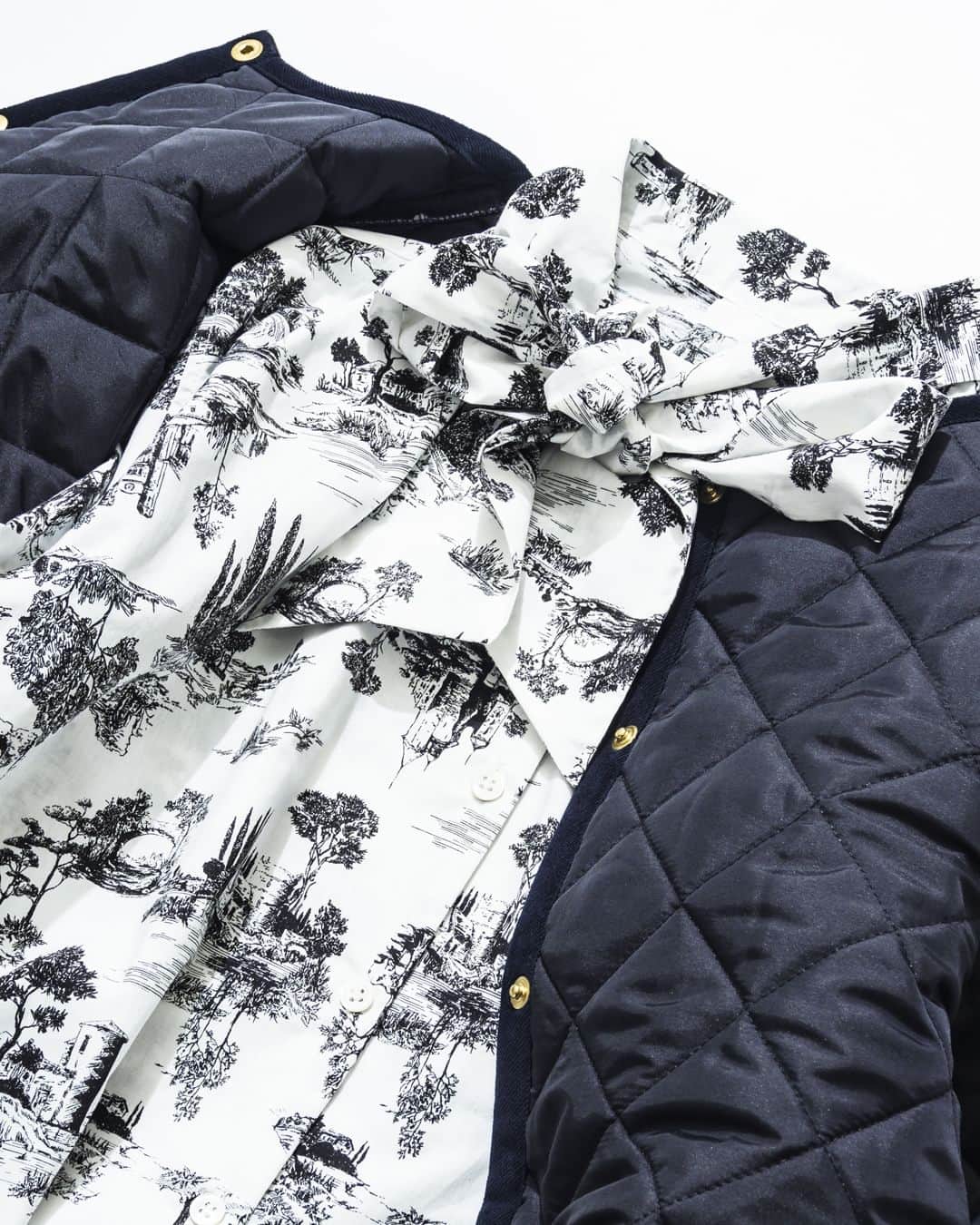 Flagsさんのインスタグラム写真 - (FlagsInstagram)「毎年人気の[TRADITIONAL WEATHERWEAR]から別注のARKLEYが登場しました！ 着丈を長く設定しており、ヒップラインもカバーできる1枚に。きれいめにもカジュアルにも着こなせる万能アウターです。  【 2F/JOURNAL STANDARD 】 ◆Woman ・ボウタイビッグシャツ　¥17,600 ・リーバイス別注デニム　¥15,400 ・TWW別注ARKLEY　¥33,000 ・clarks wallabee　¥25,300  #新宿flags  #新宿フラッグス  #shinjukuflags #フラッグス  #新宿ショッピング #journalstandard #ジャーナルスタンダード #ウィメンコーデ #ファッションコーデ #traditionalweatherwear #トラディショナルウェザーウェア #ビッグシャツ #シャツコーデ #ボウタイシャツ #リーバイス #ジーンズコーデ #デニム #デニムコーデ #ARKLEY #アークリー #秋服 #秋冬コーデ #clarks #クラークス #wallabee #ワラビー #トレンド #トレンドアイテム #冬コーデ #冬服」10月21日 21時19分 - shinjuku_flags
