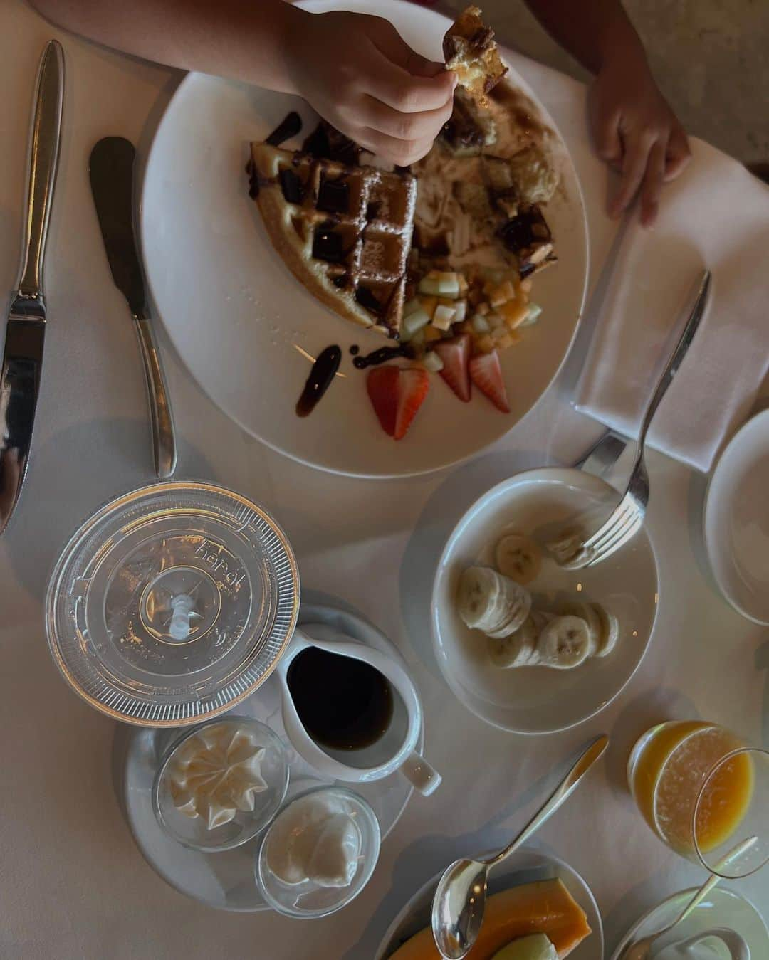 小堀美茄冬（みにゃとっち）さんのインスタグラム写真 - (小堀美茄冬（みにゃとっち）Instagram)「Brekkie😋🍴  #hawaii #ハワイ #ハワイ旅行 #子連れ海外 #子連れハワイ #女の子ママ」10月21日 21時11分 - minatooo.k