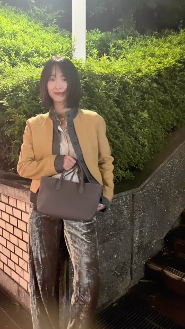 樋場早紀のインスタグラム：「秋ですね〜🍂 夜風は気持ちいいし、新しいお気に入りのバッグも持っちゃってご満悦🌝🤸‍♂️  #bonaventura #bags #fall」