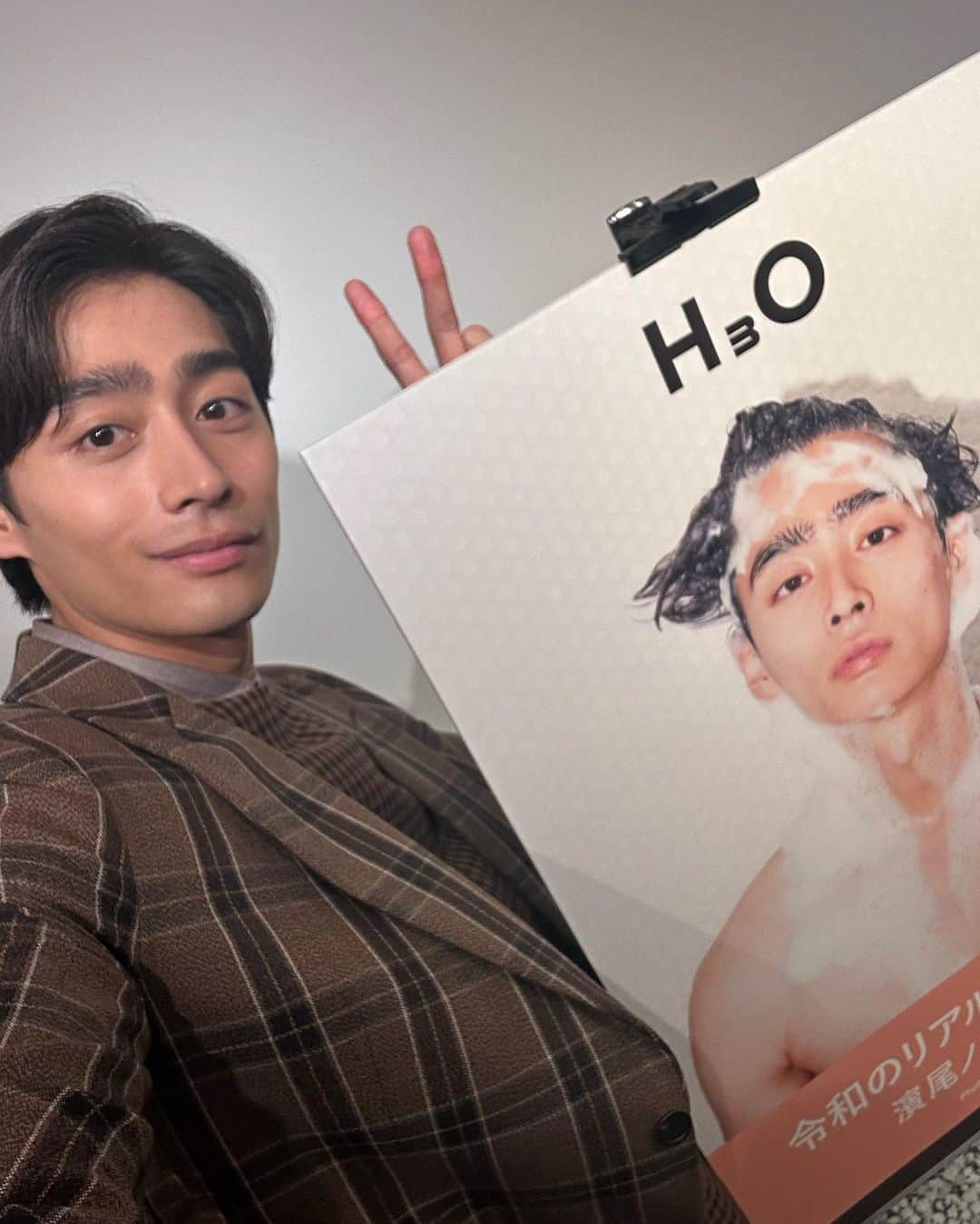 濱尾ノリタカさんのインスタグラム写真 - (濱尾ノリタカInstagram)「1st写真集「H3O」刊行記念イベント  皆様ありがとうございました！ 只今心が愛で満ち満ちております  この仕事を始めて良かった 皆様のお陰で改めてそう思うことができました  また皆様と直接、瞳を通じてお話しできる日の為に 今後も精進いたしますので、何卒  #H3O #令和のリアルビーチボーイ   p.s. 永遠と書いてしまうので研音日記の方に こちらも是非読んでみてください✌️ https://spn.ken-on.com/diary/article.php?pid=hamao_noritaka&id=1697887839」10月21日 21時16分 - noritaka_hamao