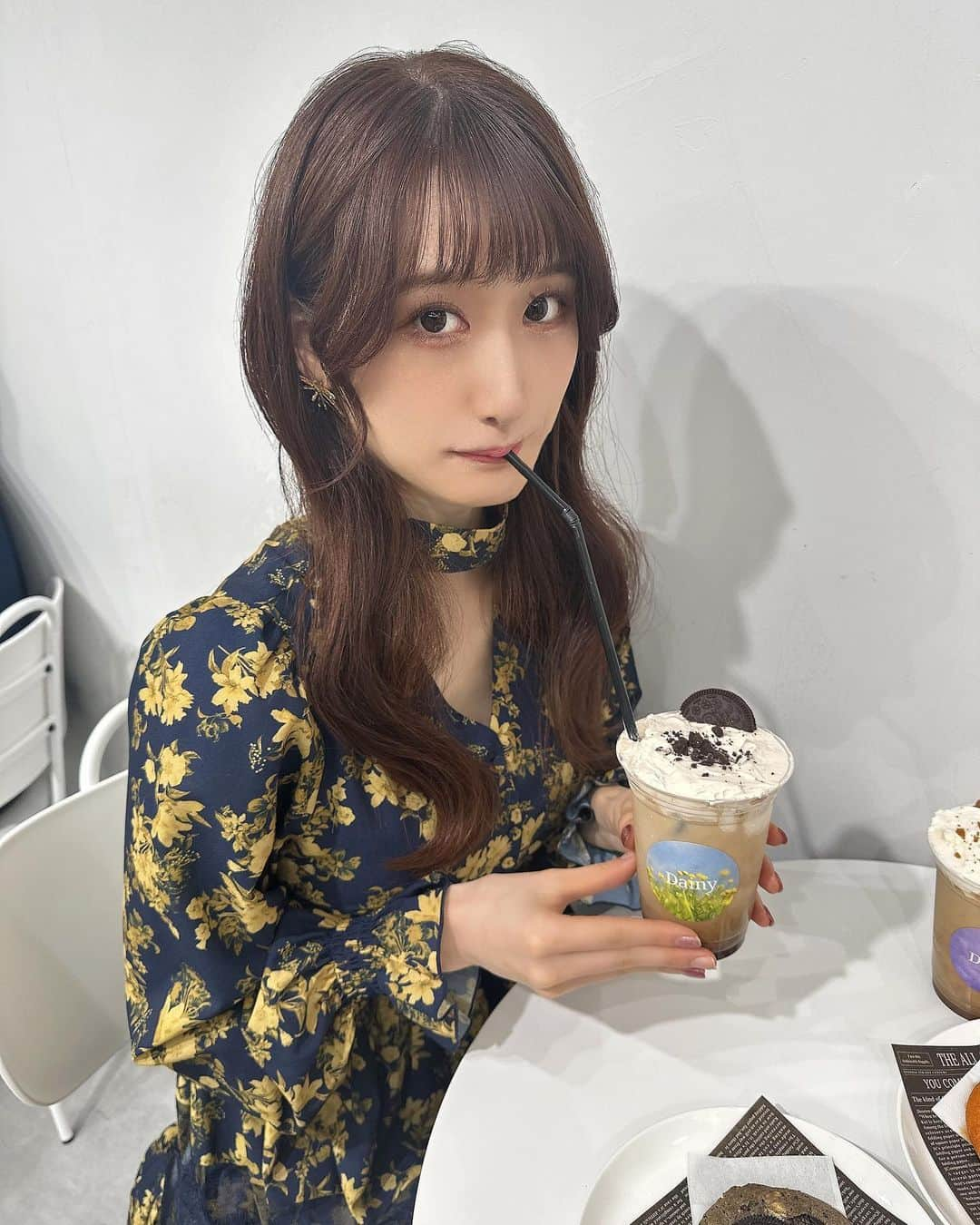 渡辺美優紀のインスタグラム：「写真映する可愛いカフェに行ってきました☕  しおりん(@ringochan416 )と新大久保にできた可愛いカフェ&韓国コスメショップの『Dainy』(@dainy_jp)さんに行ってきました♡  お店の雰囲気や装飾もとっても素敵で、カメラのシャッターが止まらず沢山写真を撮らせて頂いていました🥹💓  韓国で話題のデザートコーヒー「アインシュペナー」初めてを飲みましたが、 上のクリームを溶かすようによく混ぜるとコーヒーの苦味とクリームの甘さが合わさって大人な甘さになって美味しかったです☺️ コーヒー好きの私は大満足でした☕️✨  また、1階には可愛い韓国コスメが沢山販売されていたので それもとっても気になりました👀✨  おすすめのお店なので みんなもぜひ行ってみてください(*ˊ˘ˋ*)♡  ❥-------メニュー-------❥  <飲み物> ・チョコアインシュシュペナー ・キャラメルアインシュペナー  <食べ物> ・セサミクッキー ・イエローチーズクッキー  ❥-------特徴-------❥  ・白とミントグリーンを基調とした韓国風おしゃれ空間✨  ・1階が韓国コスメショップで   2,3階がカフェのイートインスペース ※座席数は2階が50席、3階が12席！  ・店内はペット同伴OK♡  ・お店の外も写真映え📸✨  入り口と横の緑壁がとっても映えるよっ♡  ❥--------店舗情報--------❥  📍 Dainy  住所  東京都新宿区百人町1-4-20 電話番号  03-6265-9970 営業時間  11:00～22:00(l.o21:30) アクセス  新大久保駅徒歩4分    大久保駅徒歩7分   東新宿駅徒歩10分  ❥------------------❥  PR @dainy_jp #Dainy #新大久保カフェ #新大久保グルメ #新大久保スイーツ #新大久保コスメ #大久保カフェ #大久保スイーツ #韓国カフェ #韓国風カフェ #映えカフェ #映えスポット #映えスイーツ  #アイドル #フリーモデル #フリーランスモデル #フリーモデル東京 #広告モデル #ファッションモデル #ブライダルモデル #ウェディングモデル #コスプレイヤー #コスプレモデル #サロモ #サロンモデル #ファッションショーモデル #ランウェイモデル #ビューティーモデル #美容モデル #撮影依頼募集中 #撮影依頼受付中」