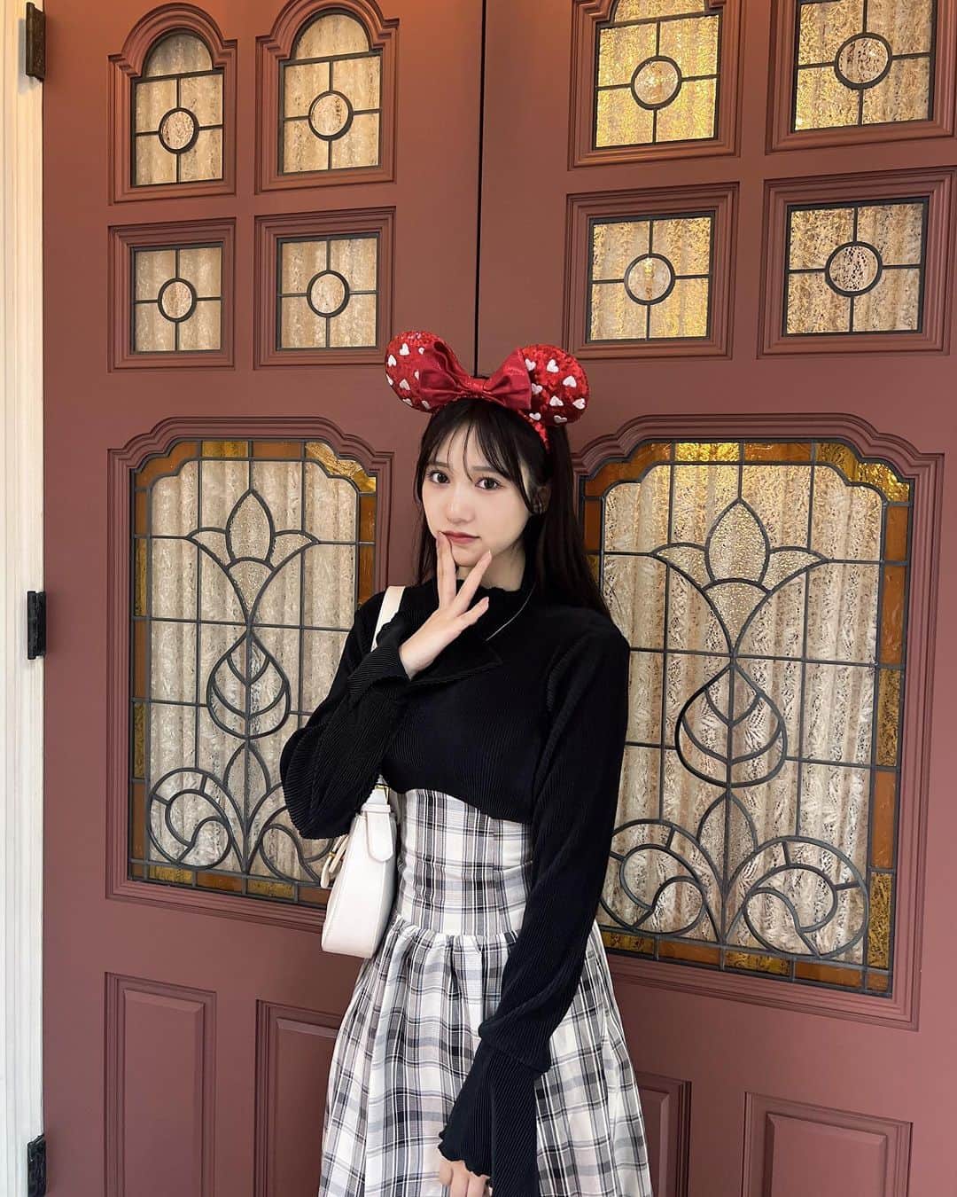 横野すみれさんのインスタグラム写真 - (横野すみれInstagram)「ミニーちゃん🐭❤️  #ディズニーフォト #tokyodisneyland #ハロウィンコスプレ #ワンピコーデ #秋服 #骨格ストレート #カチューシャ #黒髪ロング #tdl #ディズニーコーデ #ディズニーランド #フレンチガーリー」10月21日 21時18分 - yokono_sumire