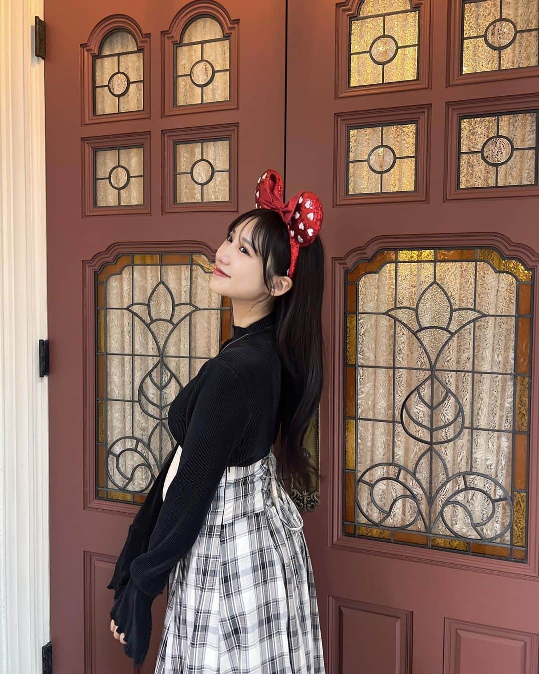 横野すみれさんのインスタグラム写真 - (横野すみれInstagram)「ミニーちゃん🐭❤️  #ディズニーフォト #tokyodisneyland #ハロウィンコスプレ #ワンピコーデ #秋服 #骨格ストレート #カチューシャ #黒髪ロング #tdl #ディズニーコーデ #ディズニーランド #フレンチガーリー」10月21日 21時18分 - yokono_sumire