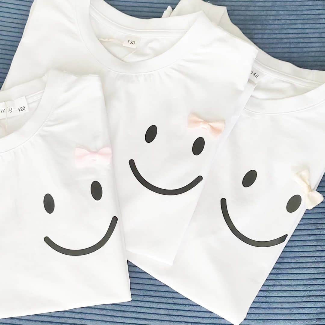 三枝亜紀さんのインスタグラム写真 - (三枝亜紀Instagram)「. . . ★★親子おそろい^_^Ｔシャツ販売中★★  ニコニコsmileとリボンがかわいい♥ ストレッチが効いていて着心地バツグン♥  親子おそろいで着られます(^_^)/~  ■キッズサイズ 2,000円 120 130 140  ■大人サイズ 2,500円 （受注生産） S M L  ■ご購入方法 ①イベント時に直接ご購入ください。 もしくは ②DMかメールsmile3sedai@gmail.comに購入希望とご連絡ください。  私達は、 レッスンやマッサージのときに着ています^_^  子ども達は、 運動のときはもちろん、外遊びのときに着るのが好きなようです^_^  #キッズマッサージ #ベビーマッサージ #キッズヨガ #ベビーヨガ #親子ヨガ #手形足形アート #親子イベント #こどもまんなか社会 #親子コーデ #親子おそろいコーデ」10月21日 21時18分 - aki.model.rusie