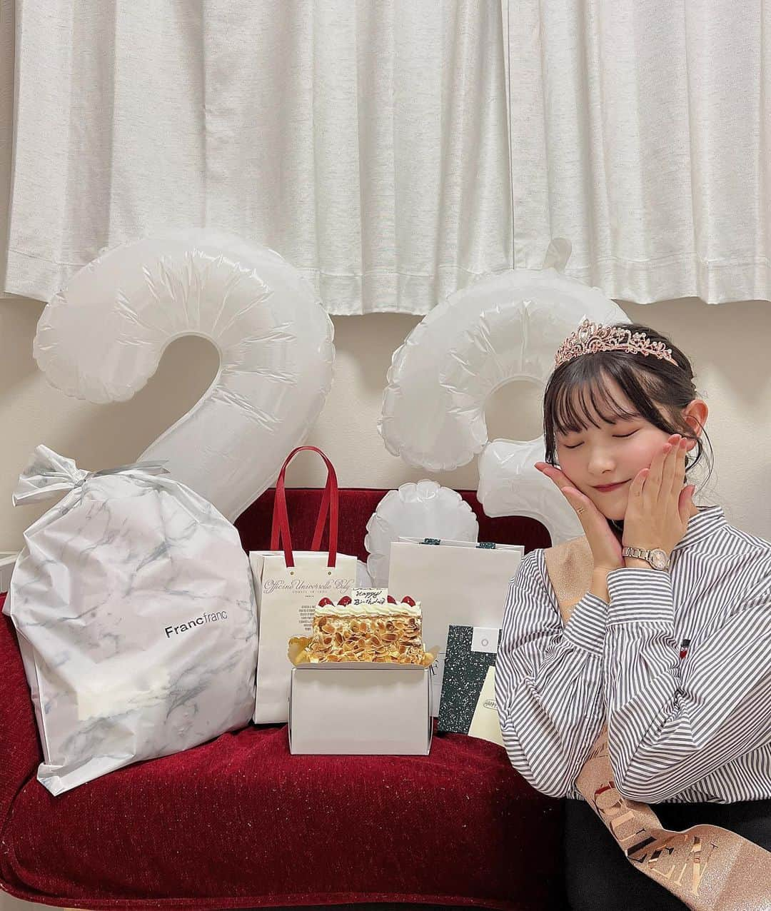 悠花さんのインスタグラム写真 - (悠花Instagram)「23歳になりました〜🎂♡ ・ 写真はお友達にお祝いしてもらった時の📸✨ 今年も沢山の方にお祝いしてもらって とても幸せな誕生日を迎えています😭💕 ・ 皆さんいつもありがとうございます☺︎ 今後とも宜しくお願いします🤤🫶🏻」10月21日 21時27分 - haruka_217_