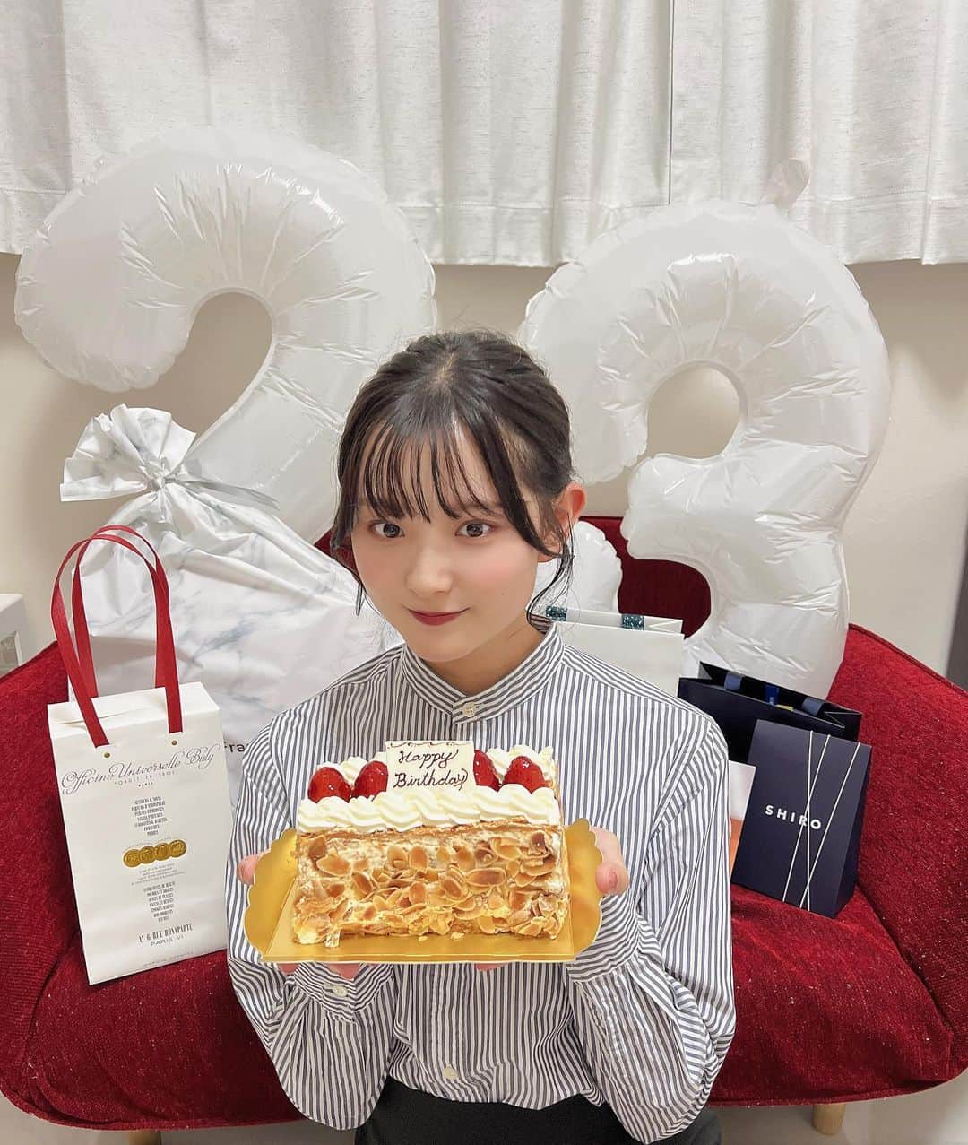 悠花のインスタグラム：「23歳になりました〜🎂♡ ・ 写真はお友達にお祝いしてもらった時の📸✨ 今年も沢山の方にお祝いしてもらって とても幸せな誕生日を迎えています😭💕 ・ 皆さんいつもありがとうございます☺︎ 今後とも宜しくお願いします🤤🫶🏻」
