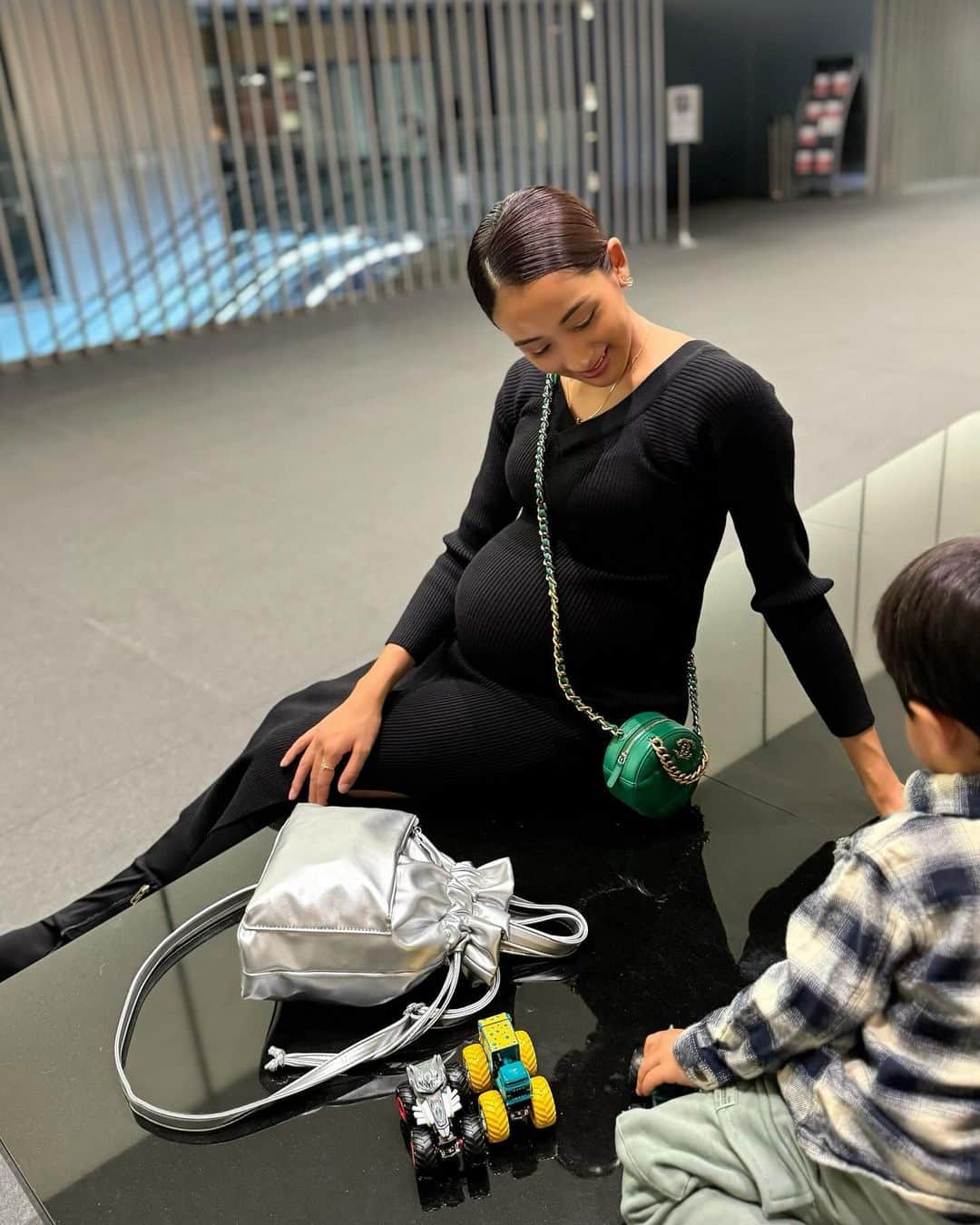 のインスタグラム：「昨日の私たち🤍  綺麗に車並べるの好きなのよね。 最近はモンスタートラックにはまっております きぺ氏です🚗」