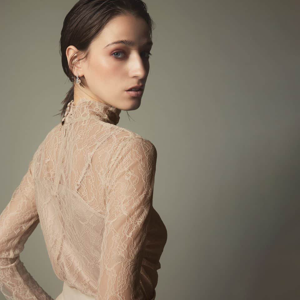 celford_officialのインスタグラム：「【Yumi Katsura for CELFORD】 ⁡ 「進化し続ける大人のオケージョンドレス」 ⁡ 襟には1つ1つ手作りされた 繊細なオーガンジーのバラと葉があしらわれ、 まるでウエディングブーケのような華やかさ。 ⁡ 美しいディテールに心躍る、 クチュール感に満ちたミニ丈ワンピースです。 ⁡ 袖口には存在感のあるカフス、 そして袖山は印象的なタック使いを施し、 清楚なAラインシルエットを引き立てます。 ⁡ さらに襟とカフスは取り外し可能で、 シンプルシックなスタイルも楽しめる4way仕様。 ⁡ さまざまなシーンで着回せる一着です。 ⁡ 【Yumi Katsura for CELFORD】 チュールレーストップス ¥17,600 ⁡ 数量限定のため、どうぞお早めに。 ⁡ ⁡ #CELFORDAW23 #celford #セルフォード」