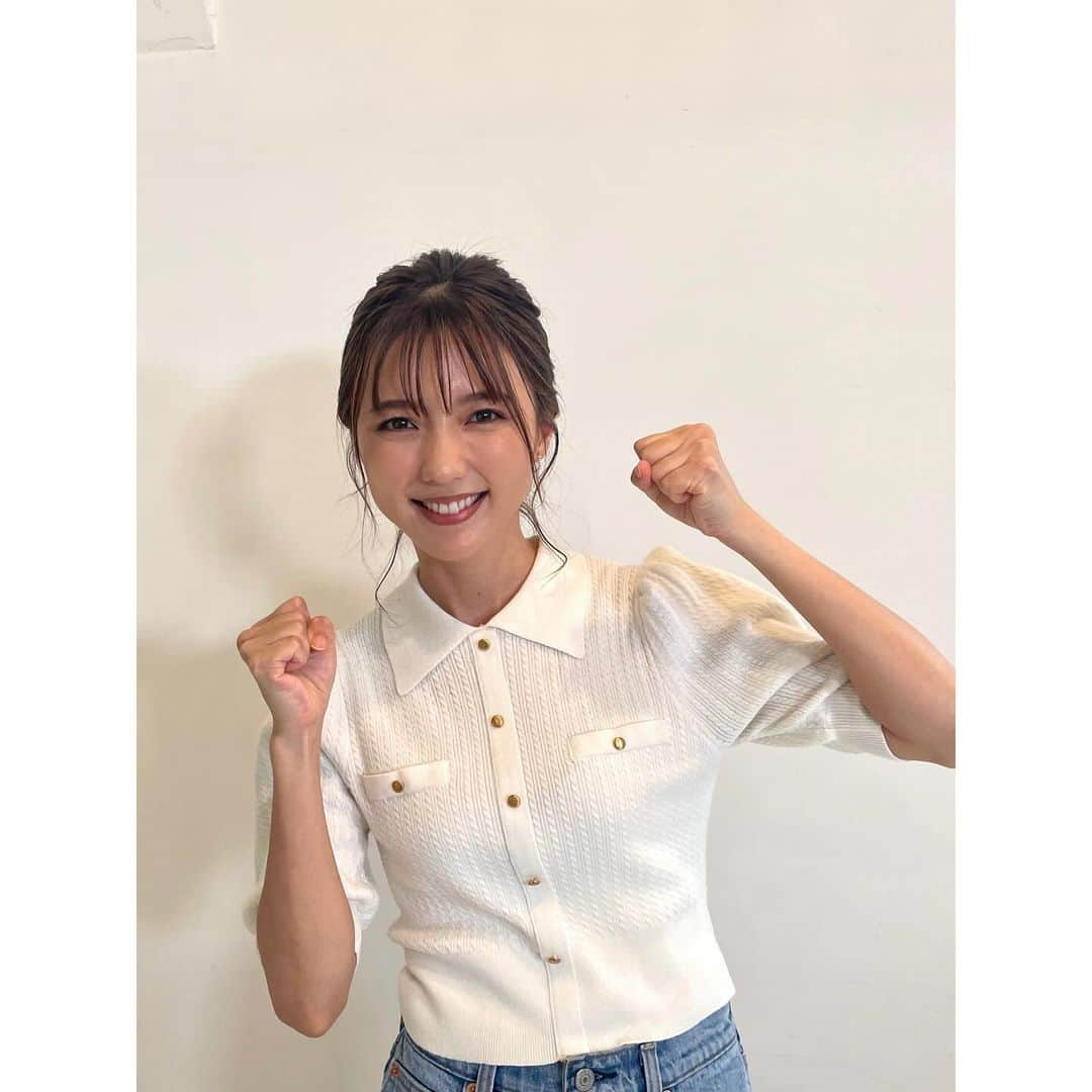 真野恵里菜のインスタグラム：「初めて！！ 料理企画の番組に出演します🍳 10月22日 12:35〜 読売テレビ 「草彅やすともの うさぎとかめ」に出演します🐇 . . うさぎ役は1時間だけプロから教わる かめ役は1週間使って自力で特訓 という企画で今回はオムライス対決！🥚 ちなみに私はうさぎ役として勝負に挑みました🐰 . . 実は今まで避けてきていた料理企画・・・（笑） 今回は、練習をしてから勝負！ということで 私もふわとろオムライスを作れるようになりたかったので 初めて料理企画に挑戦してみることにしました！ カメラの前で料理をするなんて本当にドキドキで 収録前日はなかなか寝付けなくて・・・ 収録スタジオに入ってからも本当に緊張で落ち着かなくて とにかく必死にオムライスと向き合った時間でした😂 見てもらえたら嬉しいし 番組で紹介されるふわとろオムライスの作り方を みなさんもやってみてもらえたら嬉しいです🍽️ 放送エリアが限られてるので見れない地域の方もいるかもですが 放送終了後からTVerで1週間見れるそうです📺 . . 衣装 トップス @lilliancarat_official  デニム @snidel_official  ピアス @cocoshnik_official  . #衣装 #新たな挑戦 #緊張した #楽しかった」