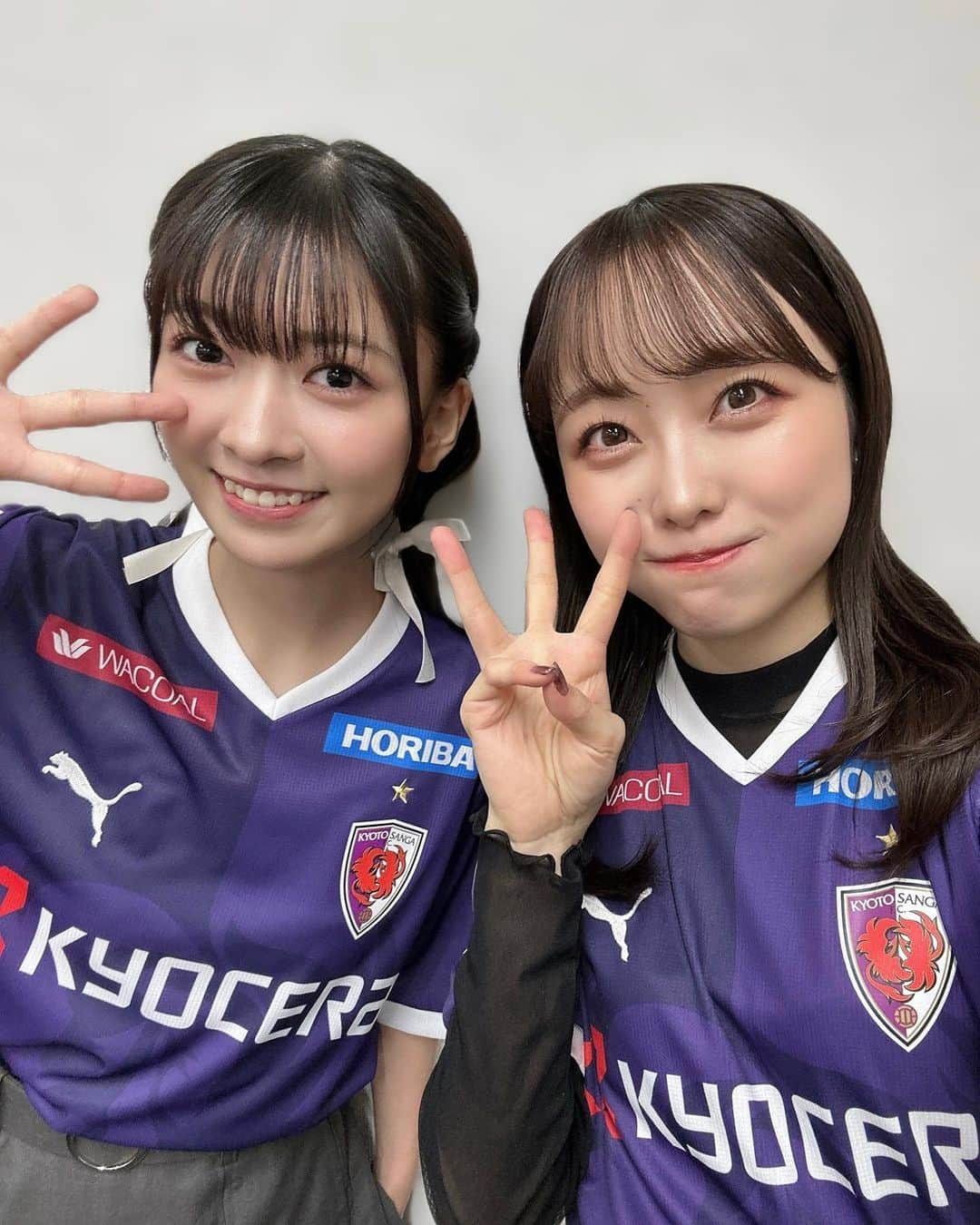 志賀可奈子のインスタグラム：「本日はラブライブ！シリーズとのコラボ試合⚽️🤝🏻  ということで、#桜小路きな子 役の #鈴原希実 さんにご来場いただきました！  コラボトークショーでご一緒したのですが、とにかく可愛くて、、柔らかなオーラに終始癒されておりました🤦🏻‍♀️♡  ラブライバーの皆さんの温かい盛り上げにも感謝です‼︎ 本当にありがとうございました🌼  京都サンガの魅力は今日だけに留まらないので、 ぜひまた足を運んでいただければ幸いです☺️🏟️  #京都サンガ #Jリーグ #lovelive #lovelivesuperstar」