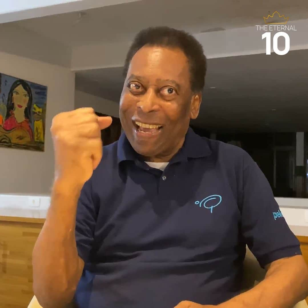 ペレのインスタグラム：「Após sua carreira como atleta, Pelé desenvolveu o hábito de ficar acordado até tarde da noite. Era conhecido por seus familiares como uma pessoa notívaga. Durante sua aposentadoria, gravava vídeos para as redes sociais e cumpria seus compromissos profissionais durante a madrugada. Ele aproveitava as noites para ouvir música enquanto realizava suas tarefas. . After retiring from his career as an athlete, Pelé got into the habit of staying up late at night. His family referred to him as a night owl. During his retirement, he would record videos for social media and fulfill his professional commitments during the early hours of the morning. He would take advantage of the evenings to listen to music while carrying out his tasks.」