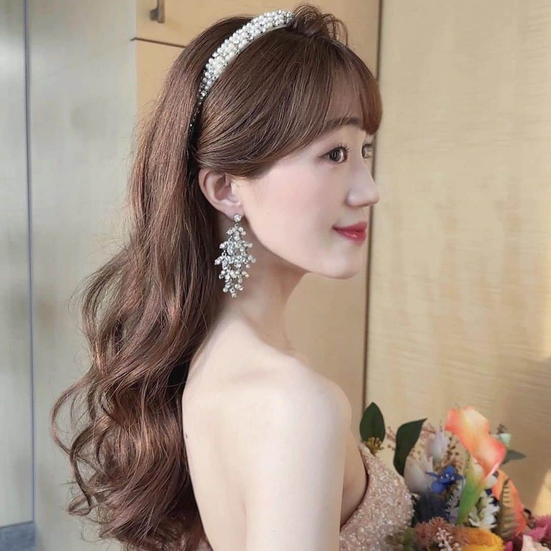 Choole 業界初、オンライン結婚式準備サービスさんのインスタグラム写真 - (Choole 業界初、オンライン結婚式準備サービスInstagram)「【#ダウンスタイル】 こんばんは！トキハナ編集部です✨  今回は圧倒的良い女感！『ダウンスタイル』をご紹介！🎀 - - - - - - - -  Photo by @sanae.bridalhairmake  @chiehair  @sakiho.bridal  @maki_hairmake.89  - - - - - - - —   ——————————————————  ⚜️トキハナInstagramとは？  ・結婚式準備に役立つ情報を毎日投稿♡  ・まだ結婚式場が決まっていない花嫁さまへ🌸  ドレス試着・パーソナルカラー診断イベント  定期開催中👗🌈   ・お見逃しのないよう  @tokihana_weddingからフォローください✨   ⚜️トキハナって？   LINEで式場探し使いやすさNo.1✨  『結婚式場見学予約サイト👰🏻‍♀️』    🕊トキハナの特徴🕊   ・持ち込みOKの式場掲載数No.1(自社調べ)👑  ・即決不要で、最大割引が貰える💰  ・自分たちの費用が見学前にわかるから安心💛  ・LINEでいつでも元プランナーに相談できる💡  ・カンタン診断で好みの式場が見つけられる💖  ・ドレス最大50%オフクーポンもget👗  登録はID検索orQRコードから▼   ID:@608xvfyd  —————————————————   #ウエディングドレス #カラードレス #ドレス #ドレス試着 #ドレス迷子 #ドレス探し  #結婚式 #結婚式準備 #プレ花嫁 #卒花嫁 #オシャレ花嫁  #花嫁  #花嫁美容  #結婚報告 ＃トキハナ」10月21日 21時23分 - tokihana_wedding