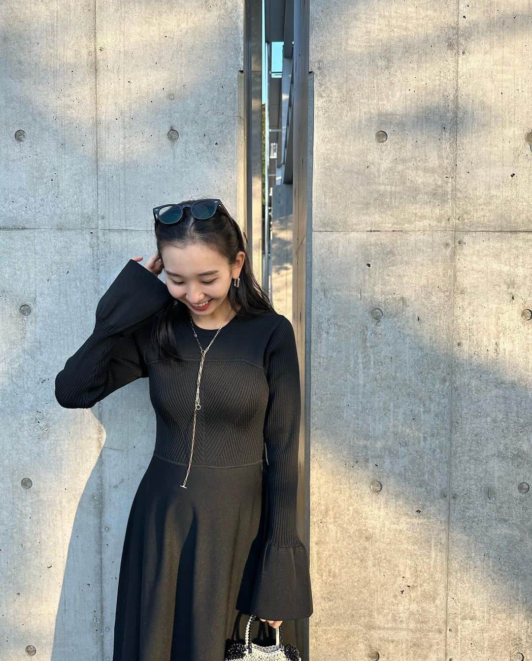 鈴木詩織さんのインスタグラム写真 - (鈴木詩織Instagram)「袖のポワンとシルエットが綺麗なワンピ🖤 気温的にワンピ一枚で過ごしやすかったよ🫡  着ていて楽ちんなのでささっとお出掛けするときに良いです🙆🏻‍♀️  dress→ @titivatejp  #titivate #ティティベイト #titivatestyle #タイアップ #リブデザインニットワンピース」10月21日 21時23分 - shiorin0802suzuki