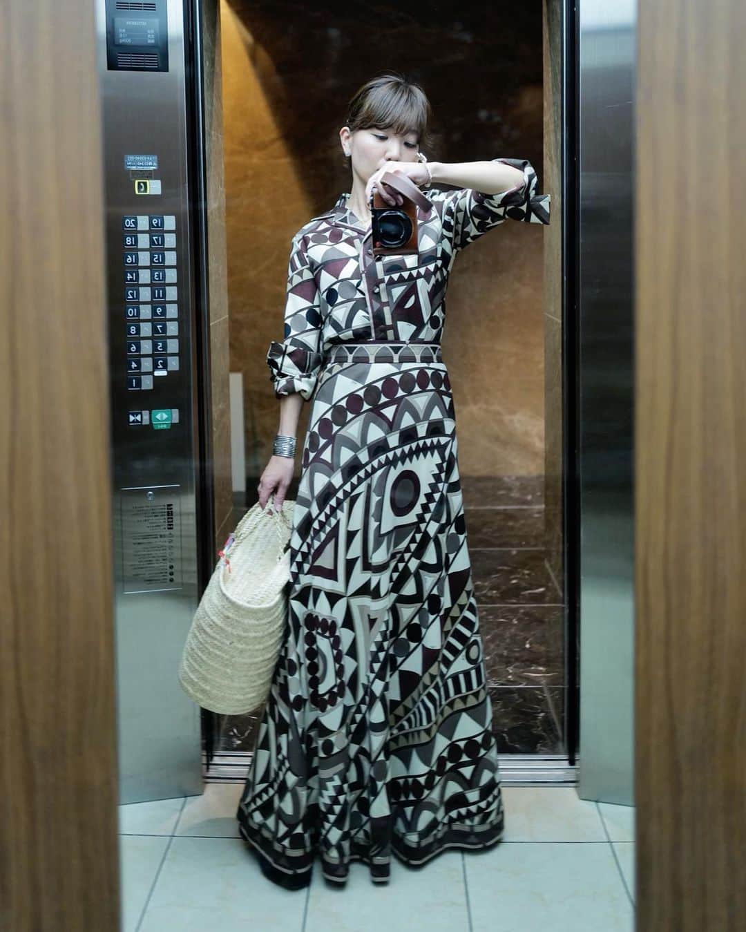 根岸由香里のインスタグラム：「. まだ暑い時期に @boutique_aoyama で出会ったプッチのヴィンテージシャツ&スカート。肌寒くなりやっと着られた。 2000年代以来久し振りに着たエミリオプッチ。あの当時はカラフルなミニスカートやミニワンピースが大好きでした。 ヴィンテージ ならではのブラウンベースのシックな感じが今また着るのに新鮮で気に入っています。」