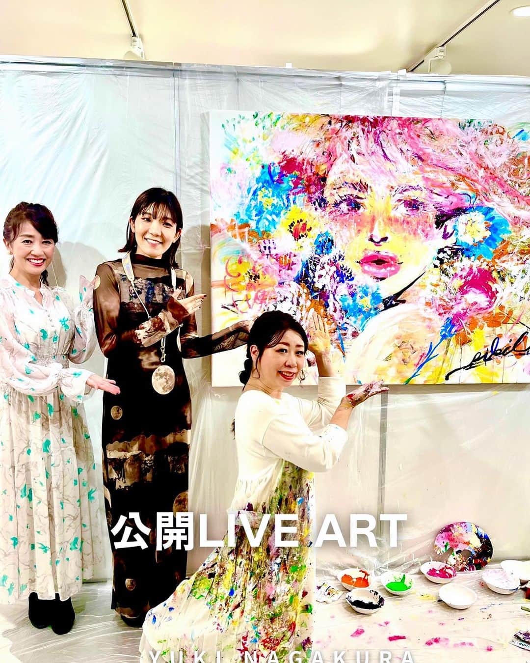 永倉由季のインスタグラム：「. . ⁡ 【LIVE ART公開パフォーマンス】 　 久しぶりに高槻へ！ 　　　　　　　　　 10月6日にグランドオープンした 『高槻阪急スクエア』で ⁡ @takatsuki_hankyu_square  ⁡ 国内外でご活躍のお二人 ⁡ 🌺現代女性の心を表現するアーティスト @silsilism  silsil(シルシル)さんと 　　　 ⁡ 🎷女性では珍しいテナーサックス奏者 @reina__shimizu  清水玲奈さんの コラボライブ  2ステージでした✨ 　 　　　　 お二人とは3回目ながらも 毎回ココロが震える！！！！ 　　　 　　　　　　　　　　　 どんな作品が生まれるのか キャンバスの前に立たないと降りてこない 即興LIVE。 　　　 　　　　　　　　　 　　　　　 お仕事だけど(笑) たくさんのお客様と 贅沢空間を満喫させて頂きました。 　　　　　 どんどん変化する作品を 生で体感してほしい👏✨ 　　　　　　　　 　　　　　 控室でも ピーチクパーチク楽しかった♪ ⁡ #高槻阪急スクエア #高槻市  #アート作品 #ライブパフォーマンス  #芸術好きな人と繋がりたい  #音楽好きな人と繋がりたい  . . ⁡ ▶︎アメブロ更新　↓プロフリンクから　　　　　　　　　　　　　　　@yuki_nagakura67 ⁡ ✼••┈┈┈┈┈┈┈┈┈┈┈┈┈┈┈┈••✼  　　　　　 ▶︎アナウンサー・プライベート用Instagram @yuki_nagakura67 ⁡ ▶︎ブランディング用/魅せ方・伝え方・オススメ @yuki_nagakura_brushup_salon ⁡ ✼••┈┈┈┈┈┈┈┈┈┈┈┈┈┈┈┈••✼ ⁡ ⁡ #永倉由季 #フリーアナウンサー #司会者 #顔タイプ診断 #顔タイプアドバイザー #アナウンサー #女子アナ#女子アナコーデ ___________________________」