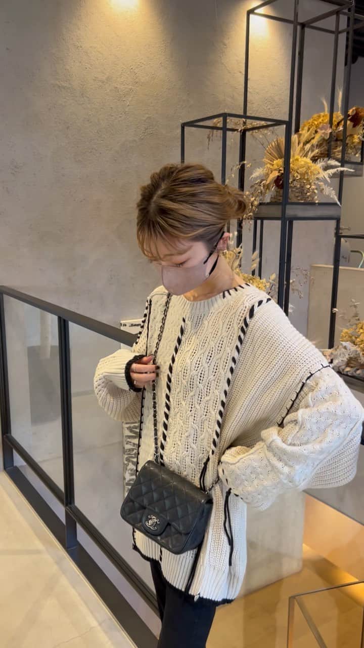 のインスタグラム：「配色ハンドステッチがポイントのニット。 オーバーサイズなので体型カバーにも💪🏻  162cm  アイボリー M @classicalelf_official  #クラシカルエルフ #classicalelf #エルフコーデ #ユニクロ #ザラ #zozo #zozotown #zozo購入品 #zozotown購入品 #ニット #デザインニット #クルーネック #秋服 #初秋コーデ」