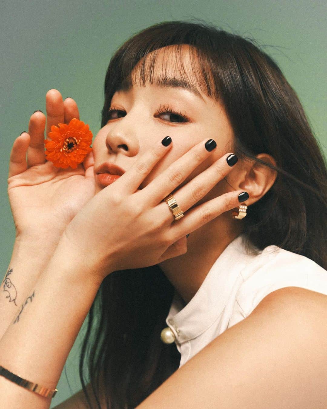 ジングルワンのインスタグラム：「： 🌻🤍  @dior #dior  Stylist @zestylingstudio @emayuyun @ting_ting_huie Makeup @yml.makeup @k214156 @keiliu Hair @ben79979 Photo @johnnylu.jpg Tailor 佳珍姐🤍」