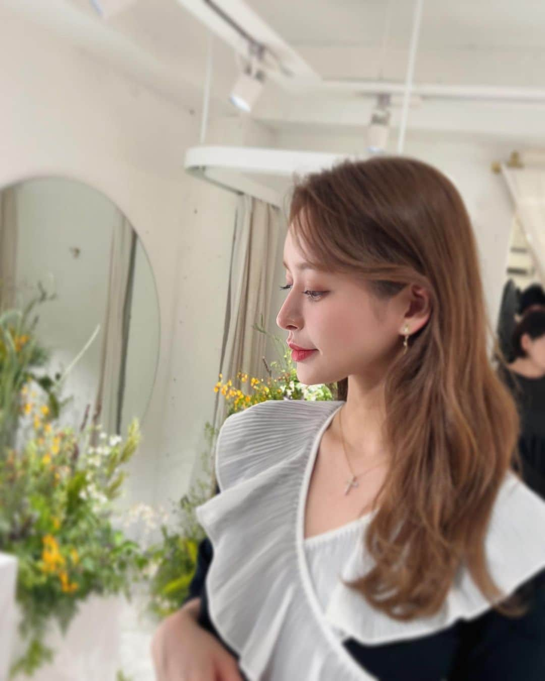 野崎萌香さんのインスタグラム写真 - (野崎萌香Instagram)「@pensees_jewelry 受注会💎💎💎 3日目も、毎日お友達とお客様が沢山来てくださり、 幸せな気持ちで心がいっぱいになりました🥰🌙  雨でお足元の悪い中☔️ 足を運んでくださった方々ありがとうございました🩷🩷🩷🩷  実は12月に　@pensees_jewelry から おおきな発表があるのでおたのしみに😇❤️  また　@pensees_jewelry のInstagramをフォローしていない方⭐️  そちらもフォローしていただけますよう、よろしくお願いします🥹💕  ONE PIECEは　@snidel_official 💕  素晴らしいお花のフォトブースは　@grove.flower のチームが 韓国からきて素敵につくってくれました🇰🇷💐」10月21日 21時26分 - moeka_nozaki