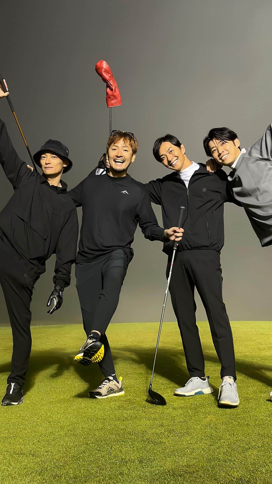 友永真也のインスタグラム：「初のバチェラーカップの開催でした⛳️ ニアピン勝負の行方をどうぞ🌟 このPar3は誰が勝つでしょうか？！  黄くんといつも勝負をしてて、前半は41と41で同点でした💦 後半は本気で頑張って35という素晴らしいスコアで回れました😉 トータルスコアは76と81で完勝！ @haohaohaokun  どや？！？笑  僕が負けたら、黄くん凄い勢いで皆んなに言うと思うので、まだ勝ってるうちに沢山言っておきます！！！笑  ちなみに昨日は＋1のベストスコアを久々に更新出来ました🆙 目指せパープレー⛳️ いや、アンダー狙おう🏌️‍♂️」