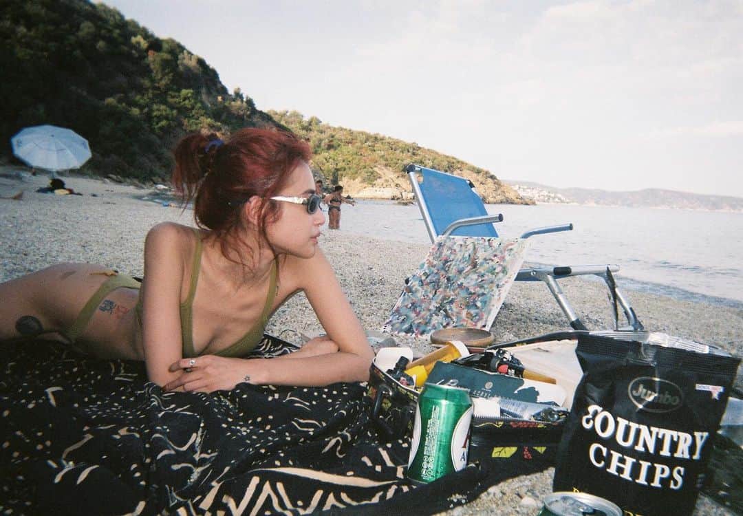 Juriのインスタグラム：「フィルムをやっと現像してきた🤍🤍🤍みんなでビーチ行った日 砂は大理石🐚 今まで行ったビーチで1番綺麗でした🐚🐚  #greece #thessalonike #🐚」