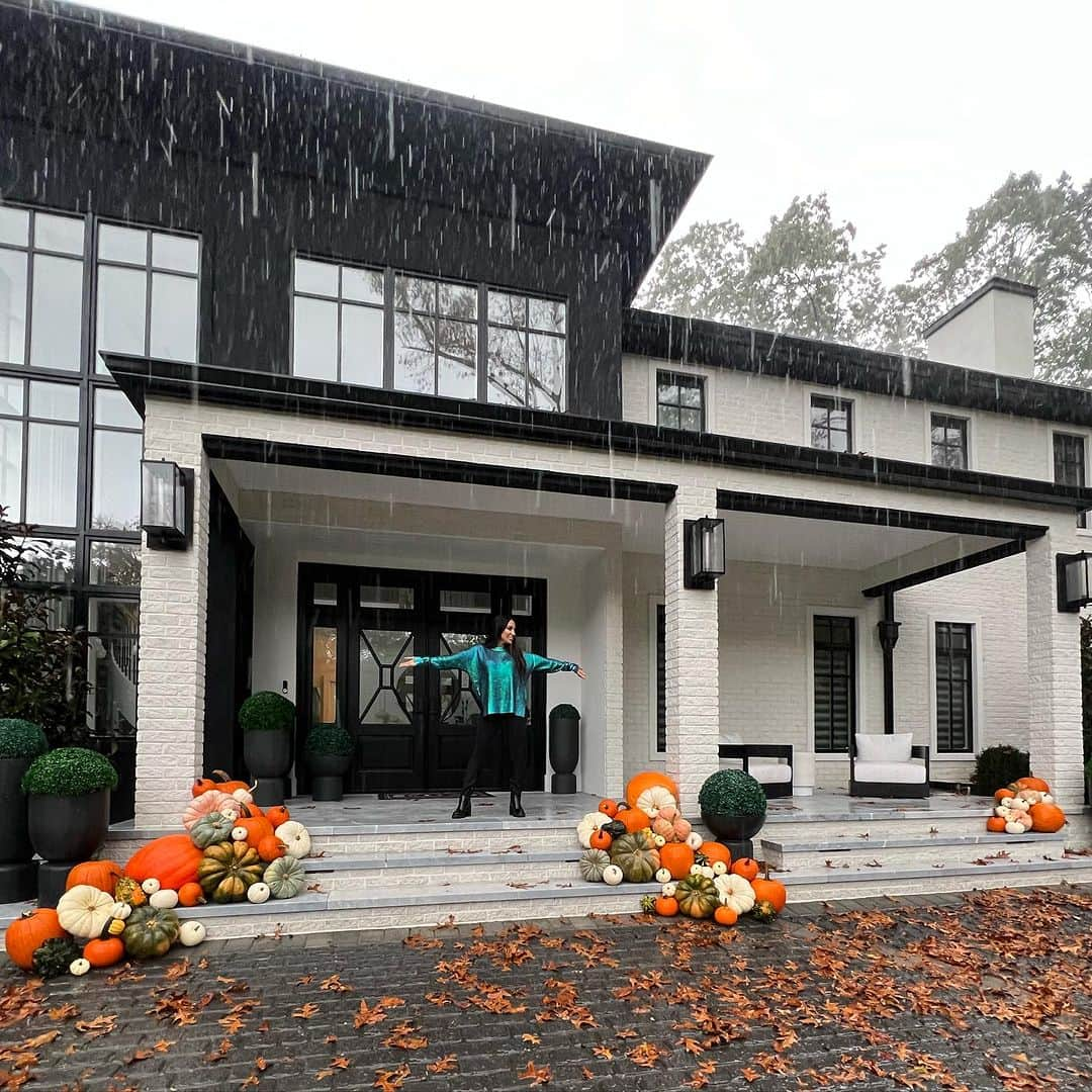 メリッサ・ゴーガのインスタグラム：「Rainy days with pumpkins On Display. I love fall!🍁 Thanks to @atuftedlife making it perfect! Now how long you think before I start decorating for christmas?!! #fall #rhonj」