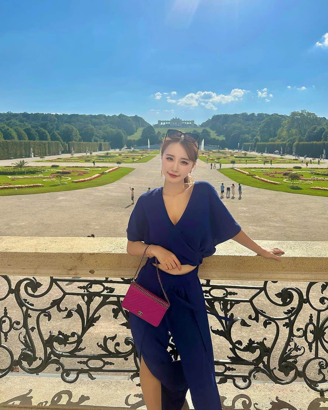 Sarraさんのインスタグラム写真 - (SarraInstagram)「📍Austria/Schloss Schönbrunn🏰 オーストリア/世界遺産のシェーンブルン宮殿💐  宮殿には1400もの部屋があり、大広間では6才のモーツァルトが演奏を初披露したそうです🎹✨ 7歳のマリー・アントワネットに「きみは優しい。大きくなったらぼくのお嫁さんにしてあげる」とプロポーズした可愛いエピソードも😘💓 . . . . #オーストリア#オーストリア旅行#ウィーン#ウィーン旅行#マリーアントワネット#モーツァルト#マリアテレジア#ハプスブルク家#シェーンブルン宮殿#世界遺産#文化遺産#世界遺産巡り#世界遺産の街#城#ヨーロッパ#海外旅行#海外#海外ファッション#姉妹#姉妹コーデ #Europa#wien#Austria#áustria#austriavacations#wienstagram#schlossschönbrunn#vienna#viennaaustria#castle」10月21日 21時37分 - sarra31247